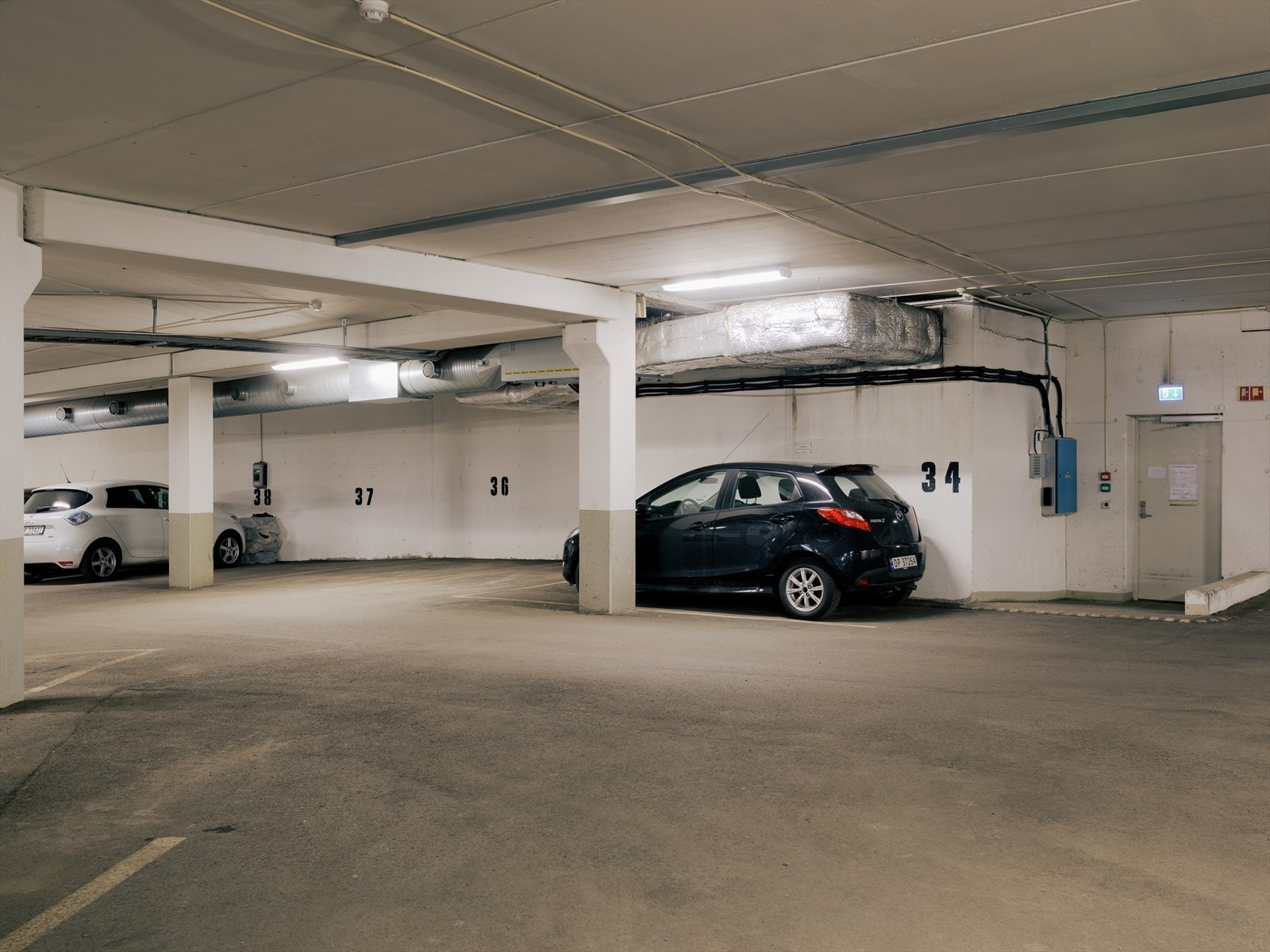 Det er mulig å kjøpe garasjeplass i kjeller i tillegg for kr. 250.000,- Galleribilde