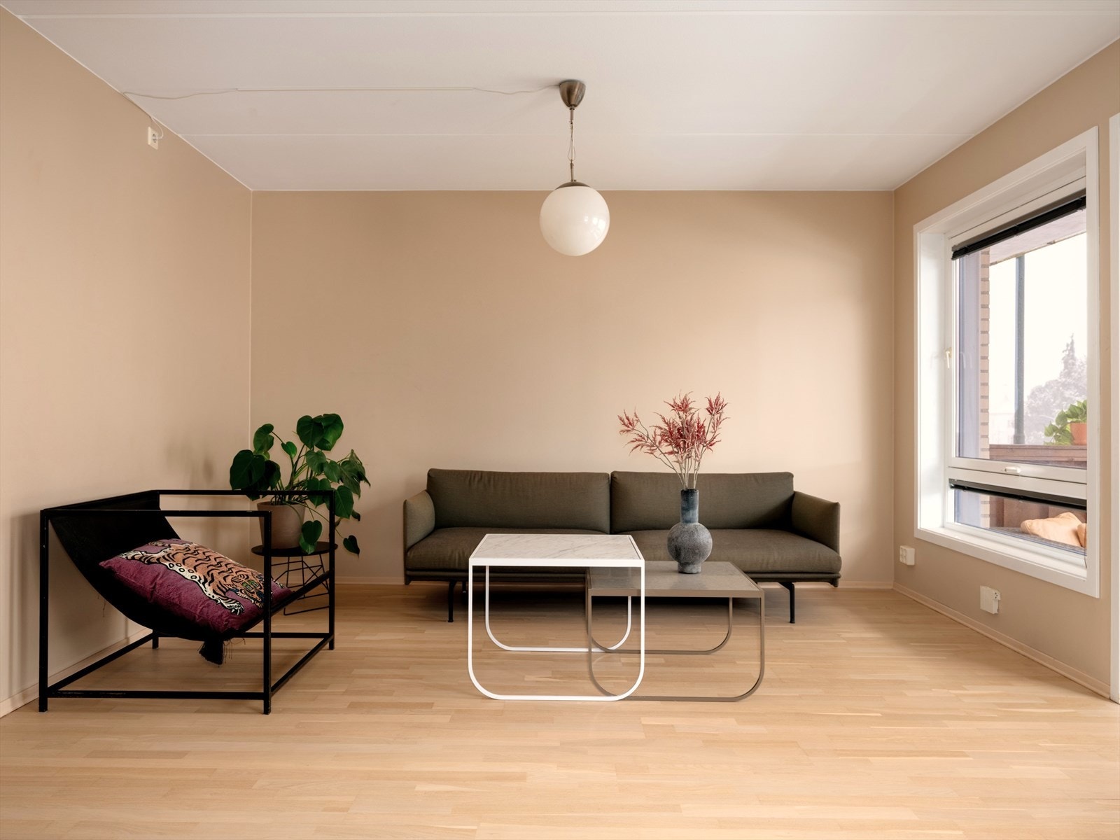 Stuen gir et sosialt allrom med god plass til innredning i ulike soner. Galleribilde