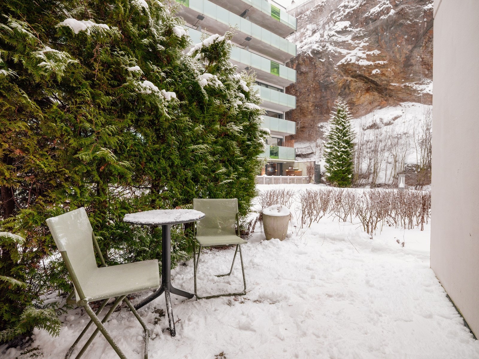 Terrassen er på ca. 7 kvm, og er godt skjermet og ligger fint til mot stille, grønne fellesområder. Galleribilde