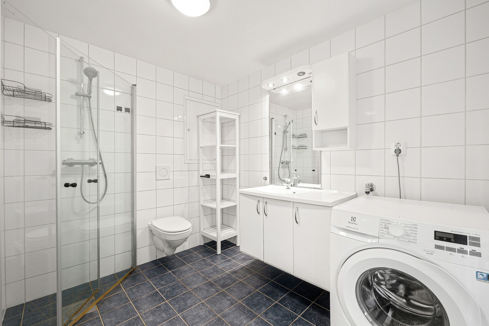 Pent bad på ca. 5 kvm med flislagte flater og varmekabler i gulv. Galleribilde