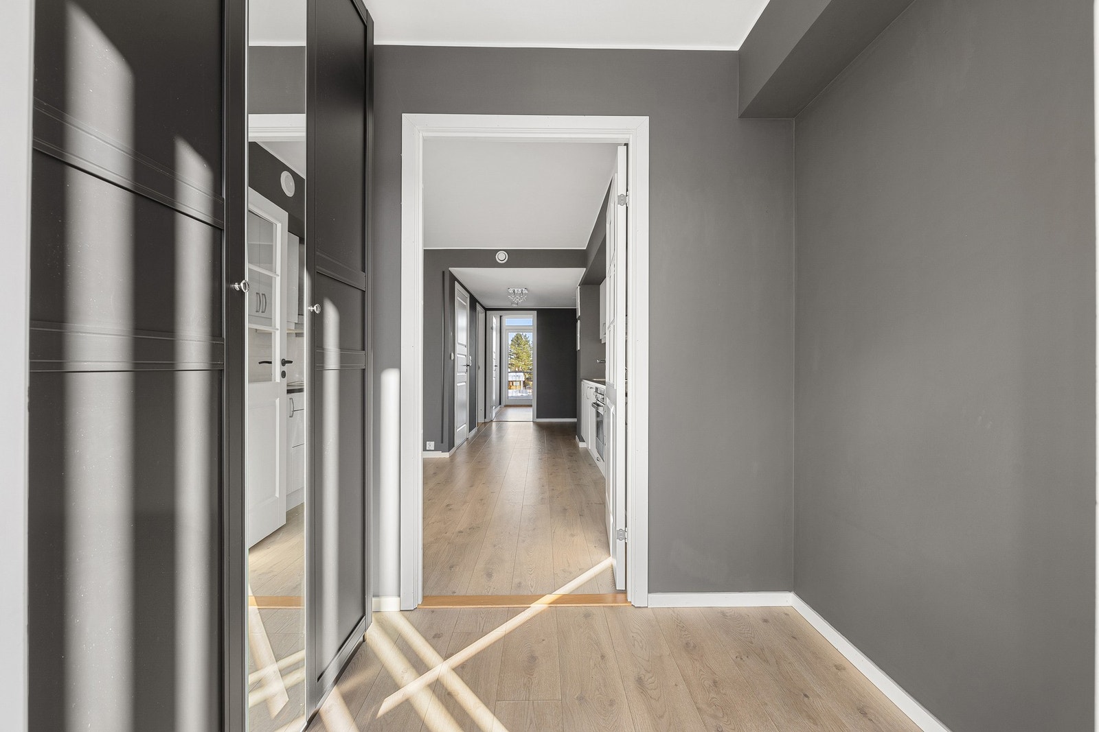 Entré på ca. 3,5 kvm med praktisk garderobeløsning og plass til oppbevaring av yttertøy og sko. Galleribilde