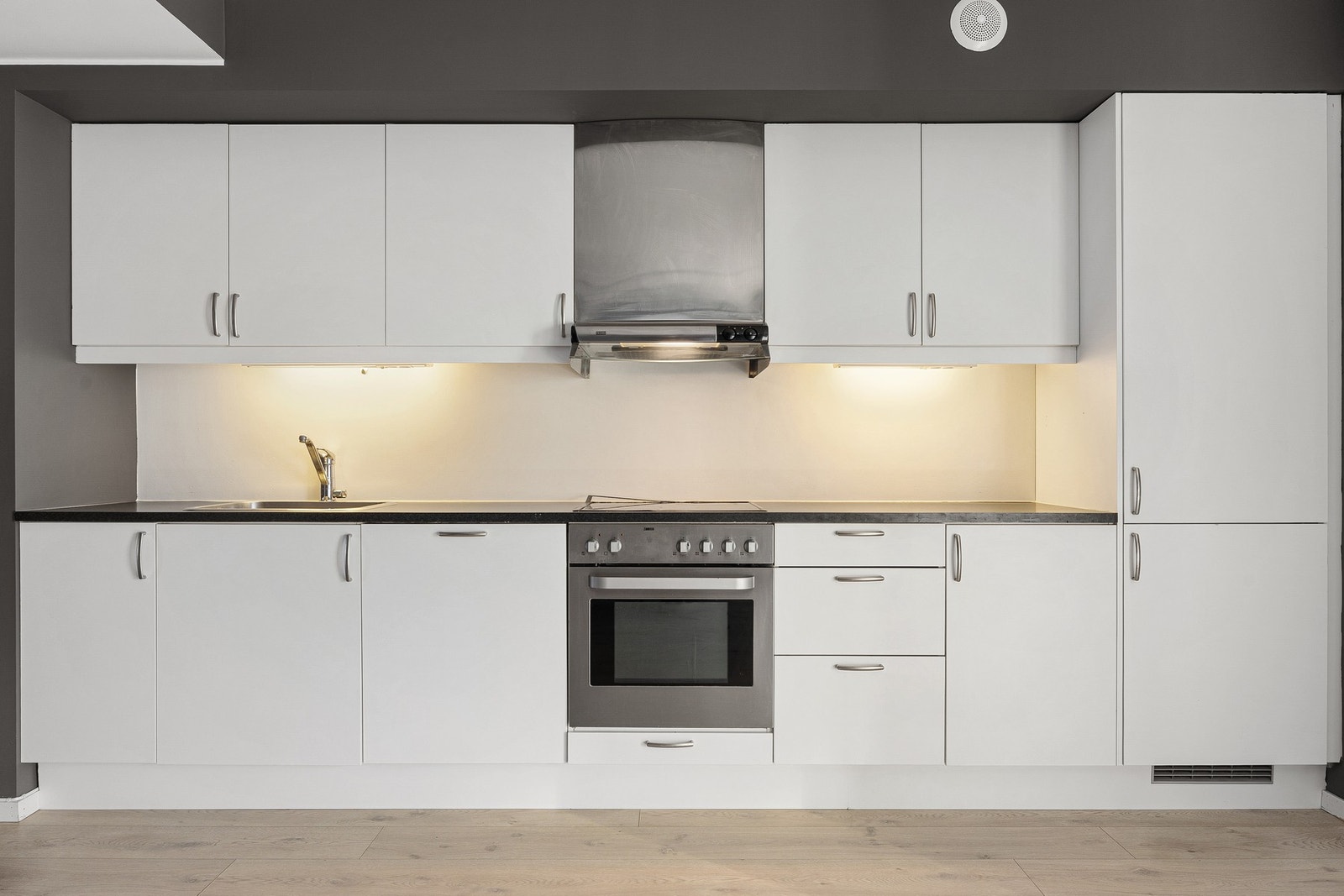 Tidsriktig kjøkken med mye skapplass. Galleribilde