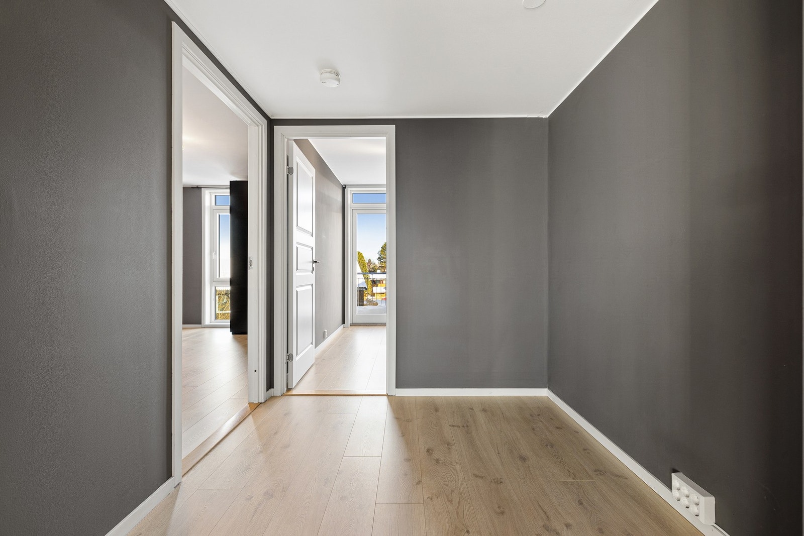 Videre fra stuen har du enkel tilgang til øvrige rom, her er det også plass til et hjemmekontor eller en garderobeløsning. Galleribilde