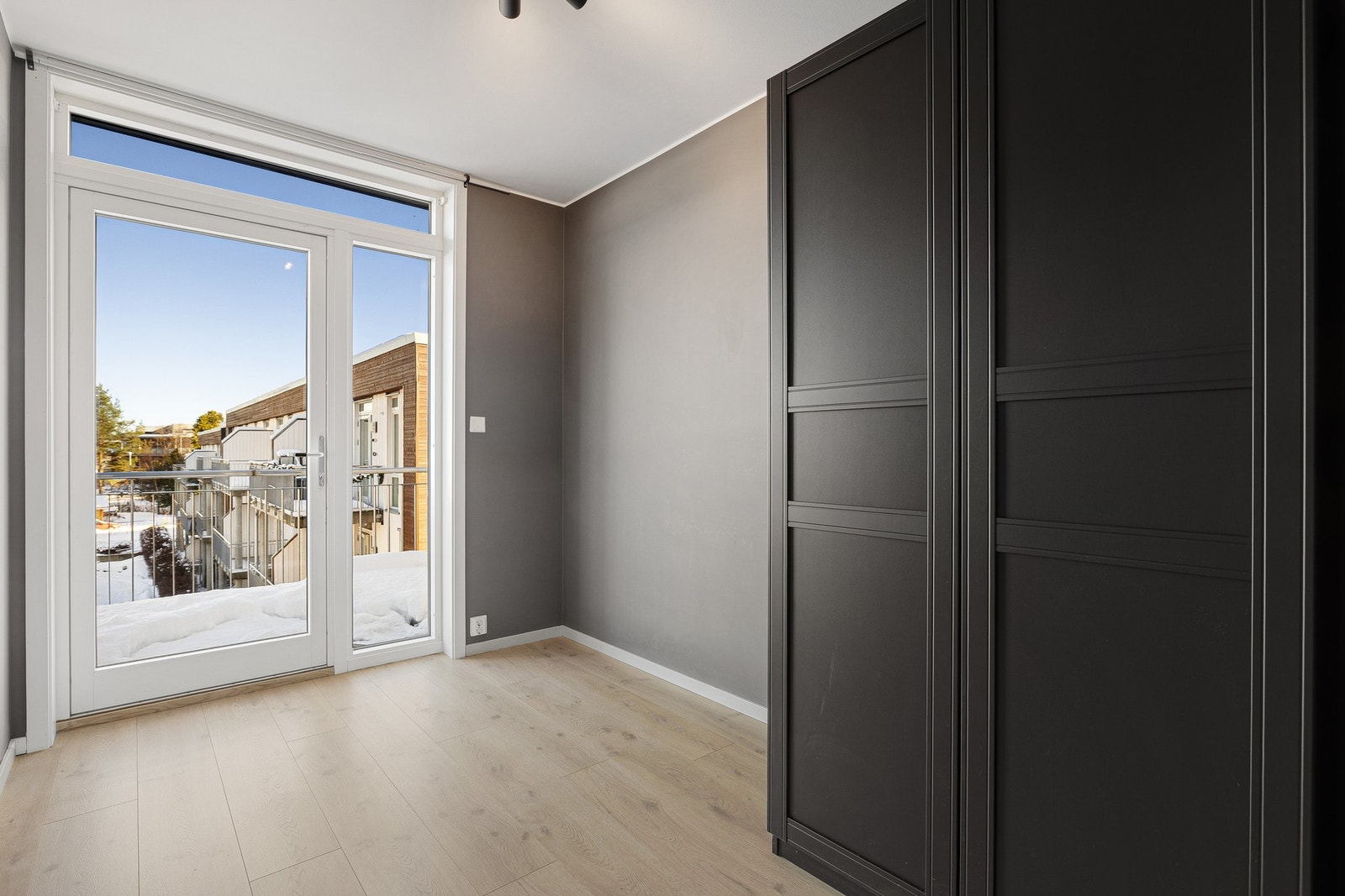 Soverom 2 er på ca. 7 kvm. Fra soverommet har du direkte utgang til balkongen. Galleribilde