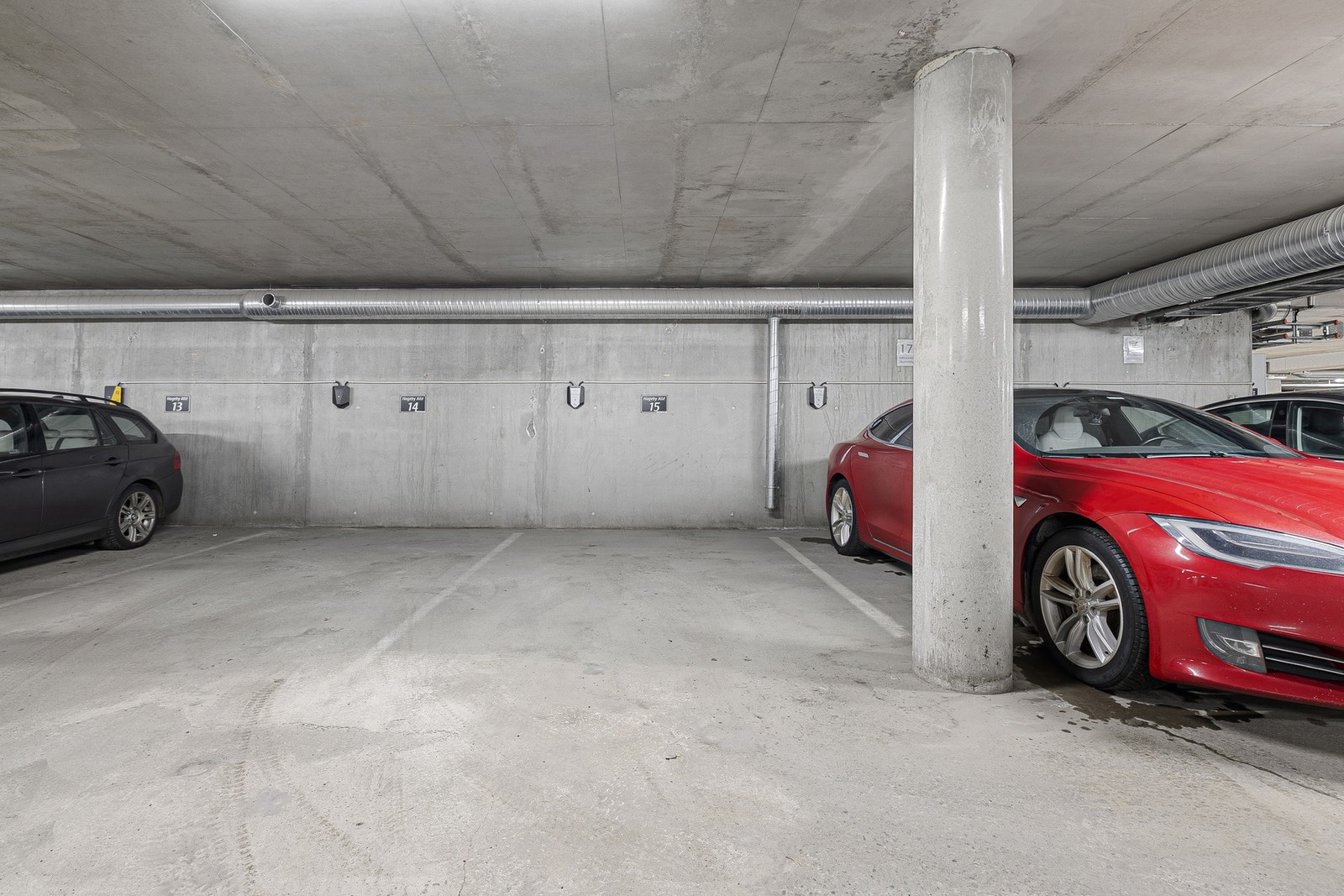 Boligen har en p-plass i oppvarmet garasjekjeller. Galleribilde