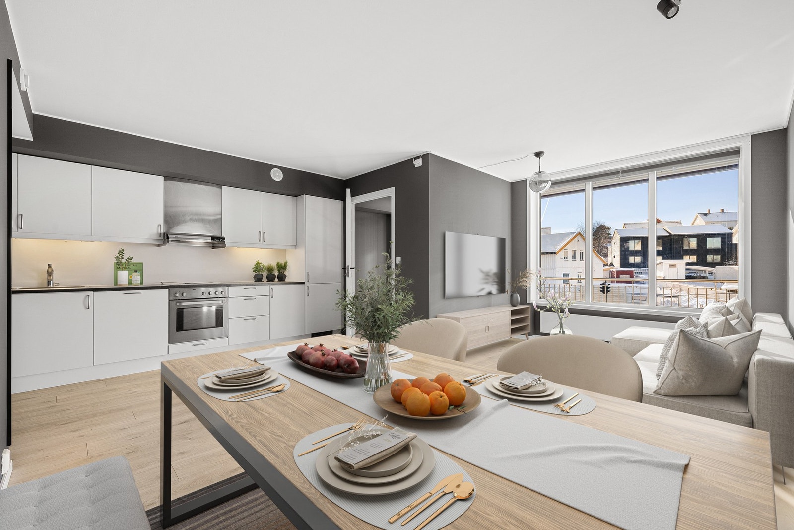 Store vindusflater gir et godt lysinnslipp og bidrar til leilighetens lette og luftige atmosfære (bildet er digitalt innredet med møbler). Galleribilde