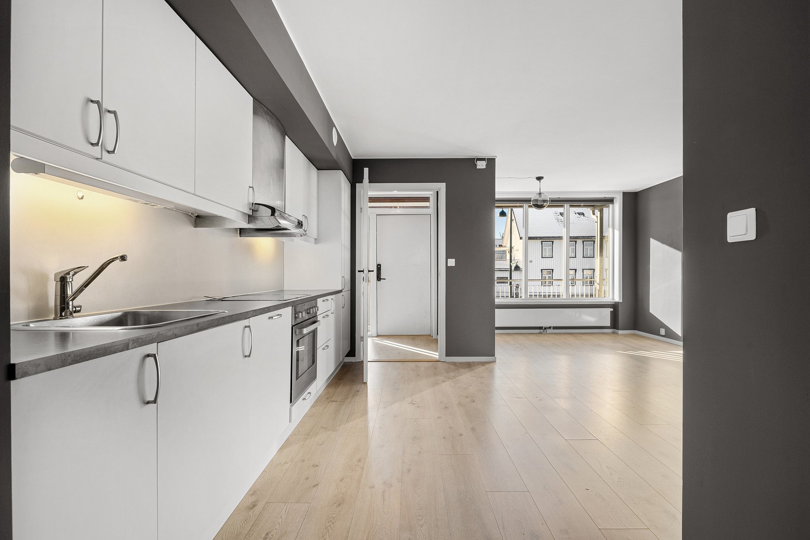 Leiligheten oppvarmes via fjernvarme og ventileres via balansert ventilasjon som sørger for sunt inneklima året rundt. Galleribilde