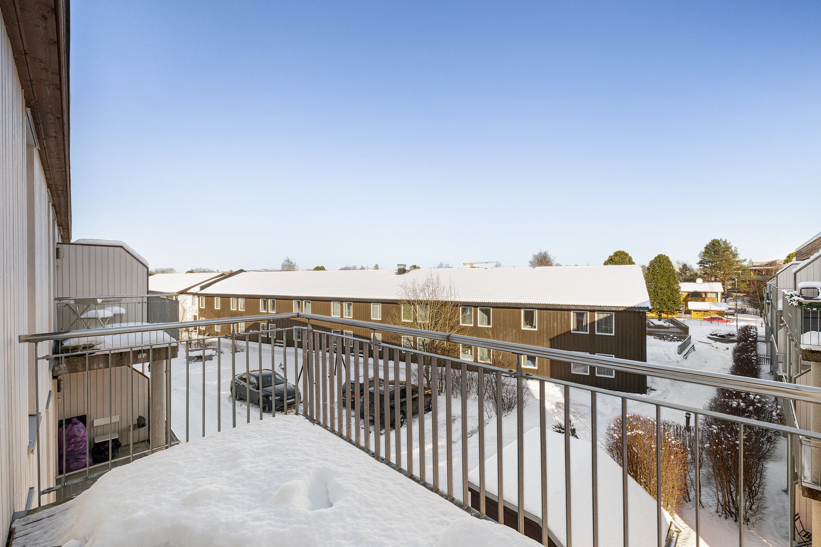 Balkongen er på 5 kvm. Med både balkong og uteplass ved inngangsdøren nyter du glimrende solforhold på sommerstid. Galleribilde