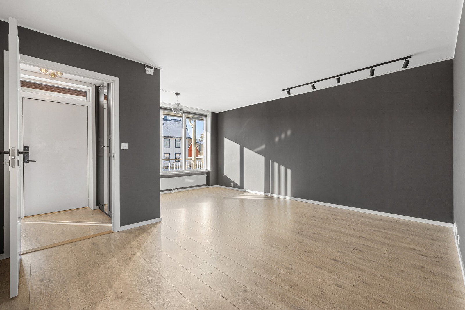 God plass til både TV-krok og spisebord på stuen. Galleribilde