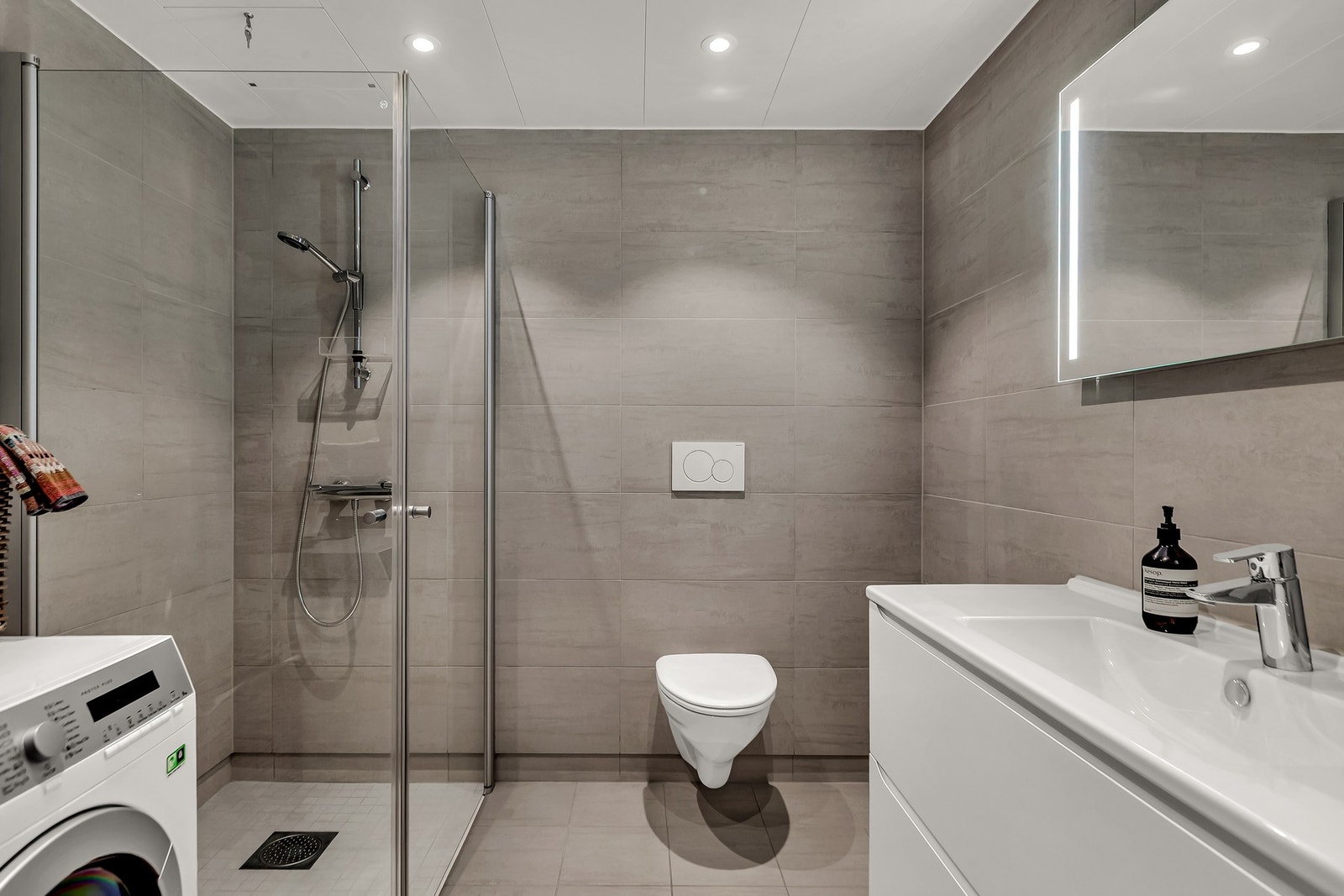 Badet har varmekabler og mekanisk avtrekk i himlingen. Galleribilde