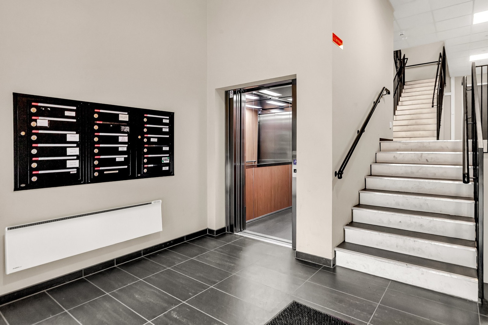 Når du kommer inn kan du velge mellom heis og trapp opp til 3. etasje der leiligheten ligger. Galleribilde