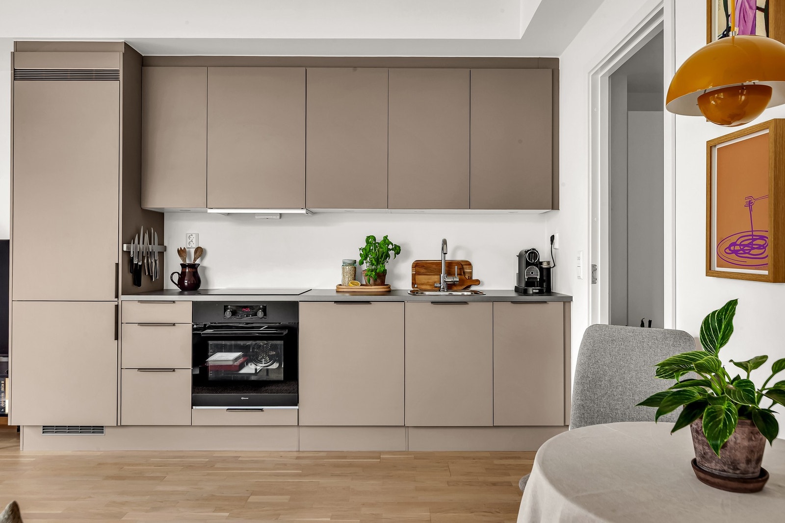 Smart og arealeffektivt kjøkken, kompakt i størrelse, men med overraskende god skap- og benkeplass. Galleribilde