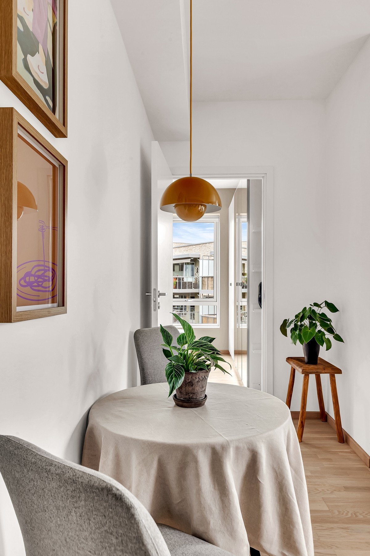 Fra stuen er adkomst inn til soverommet. Galleribilde