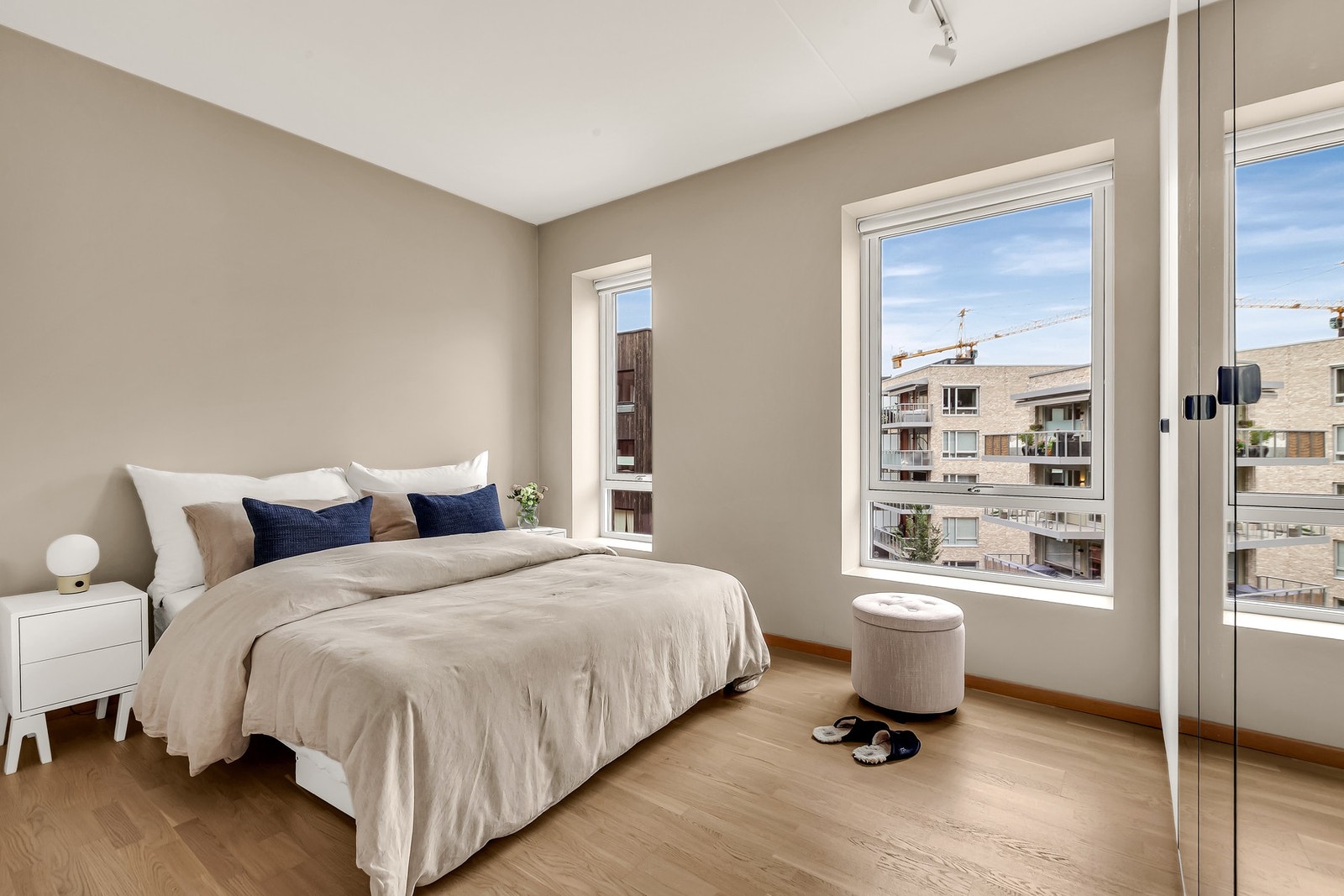 Soverommet har god plass til dobbeltseng og nattbord på begge sider Galleribilde