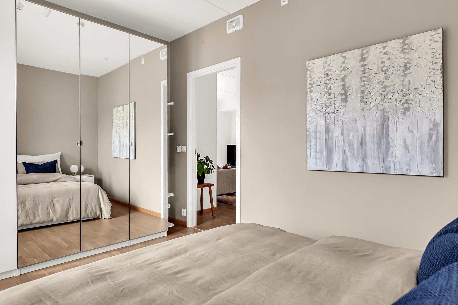 Et behagelig soverom med vannbåren varme og gode garderobeløsninger. Galleribilde