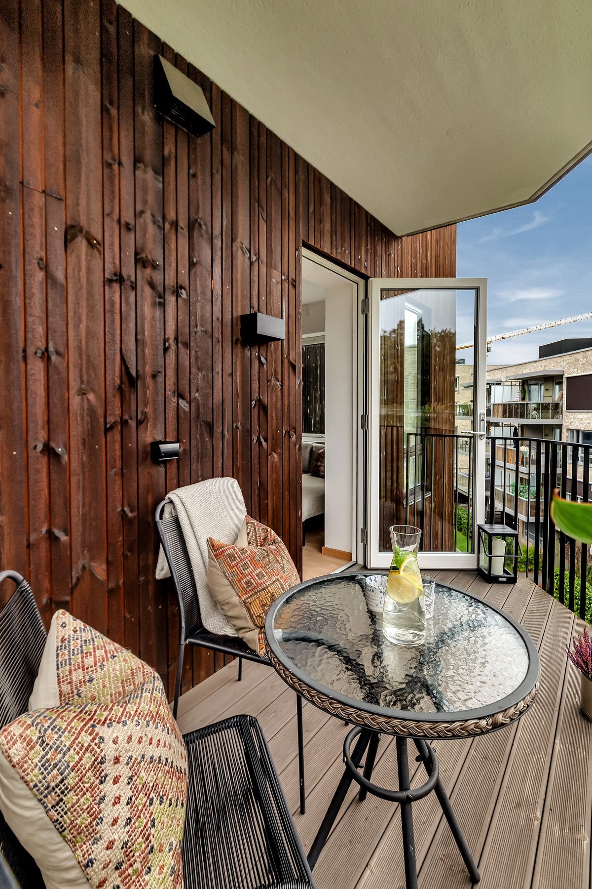 Her er det plass til noen utemøbler hvor man kan nyte bare en kaffe eller et helt måltid. Galleribilde