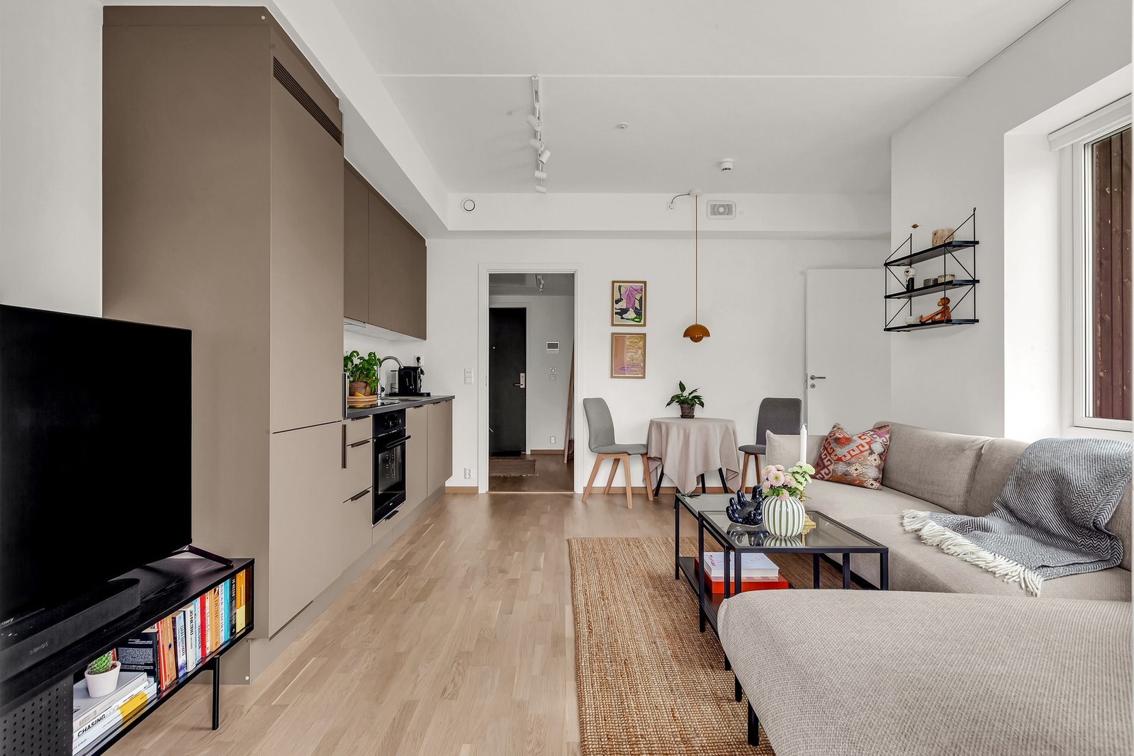 Fra entréen kommer man inn i kjøkkenet/stuen. Galleribilde