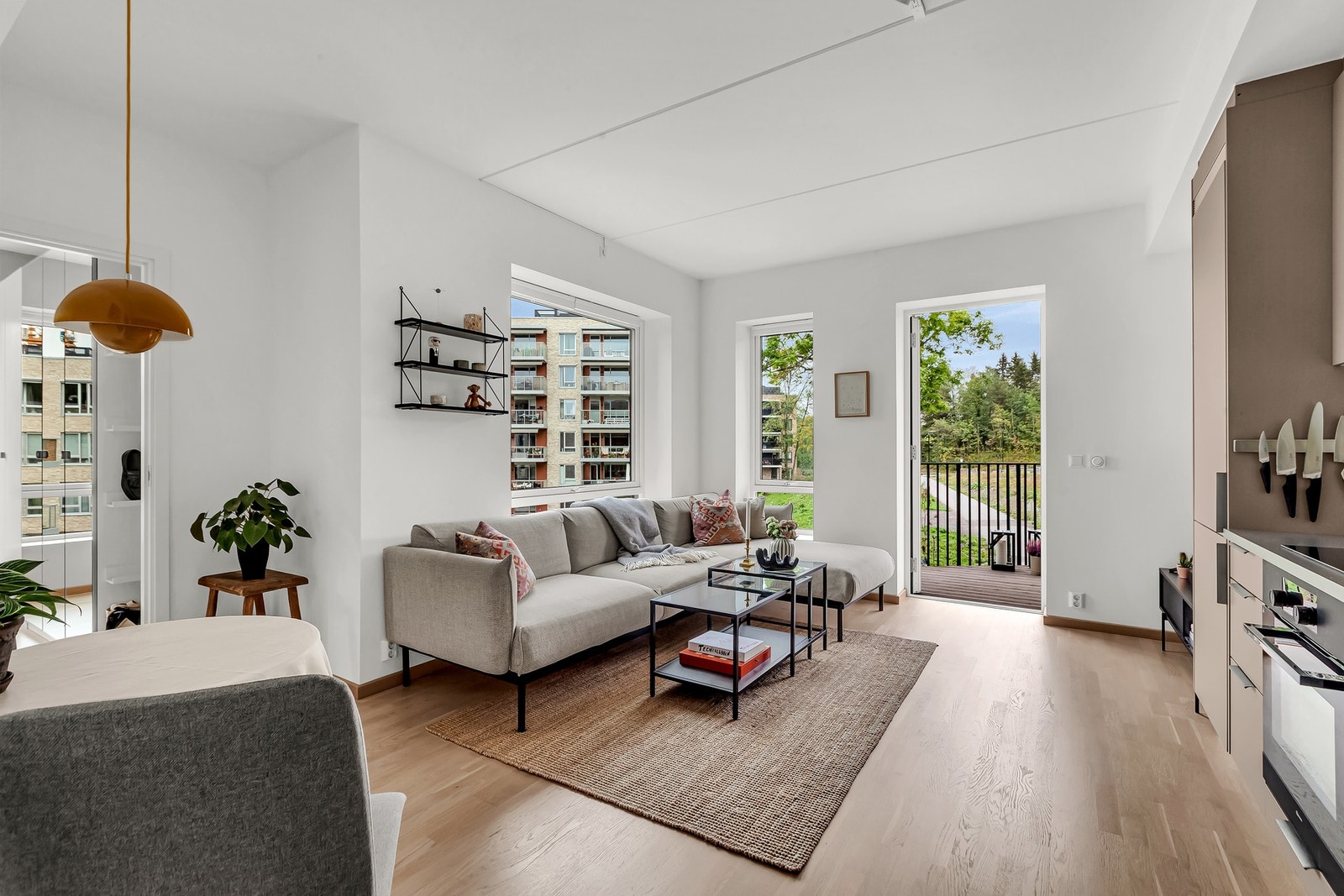 Det er rikelig med vindusflater som slipper inn nødvendig dagslys. Galleribilde