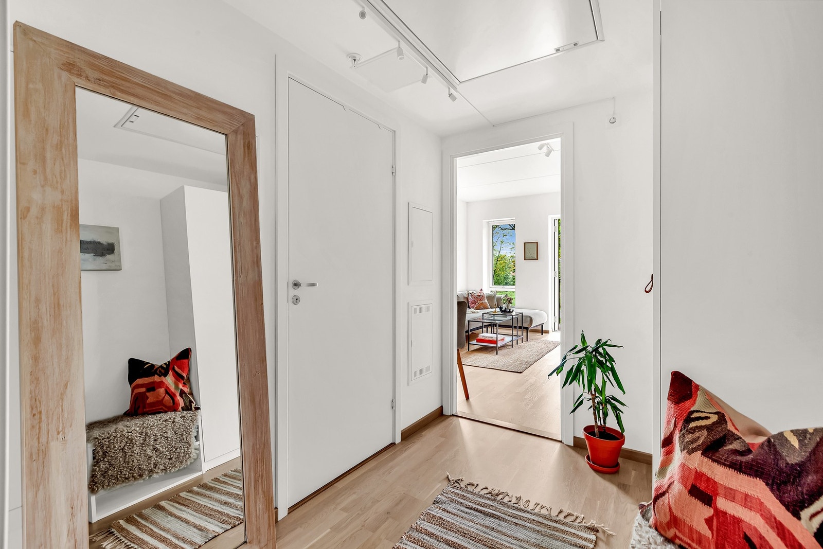 Entréen har praktisk oppbevaring i plassbygd garderobeskap, samt en benk med oppbevaring under. Galleribilde