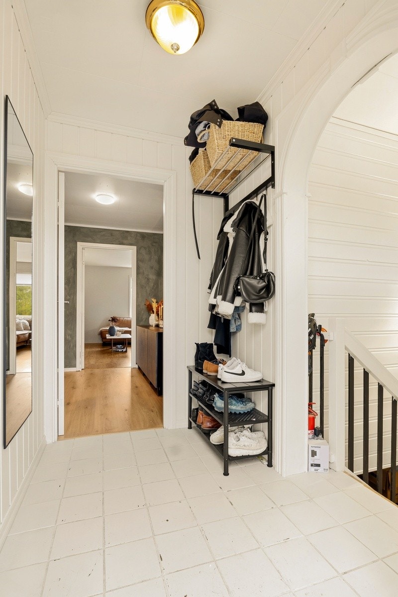 Yttergang, her er også trapp ned til kjellerstue/lager og vaskerom. Galleribilde