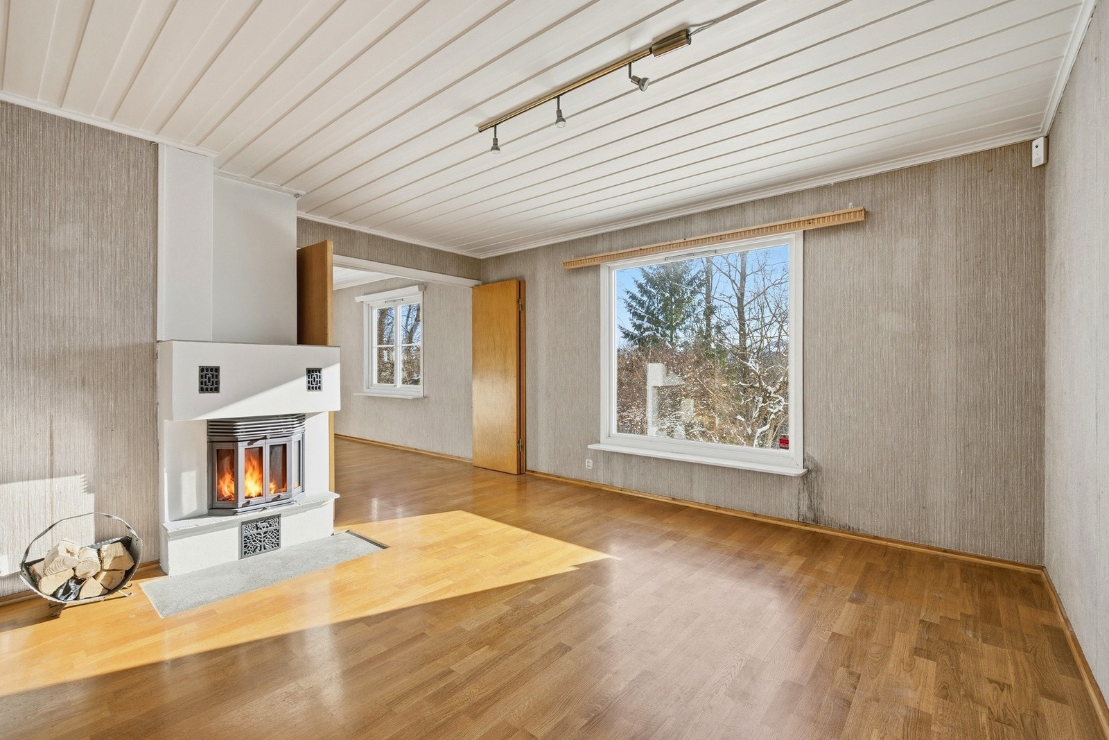 Mellom spisestuen og stuen er det plassert en peis, som skaper varme og hygge under kjølige dager. Galleribilde