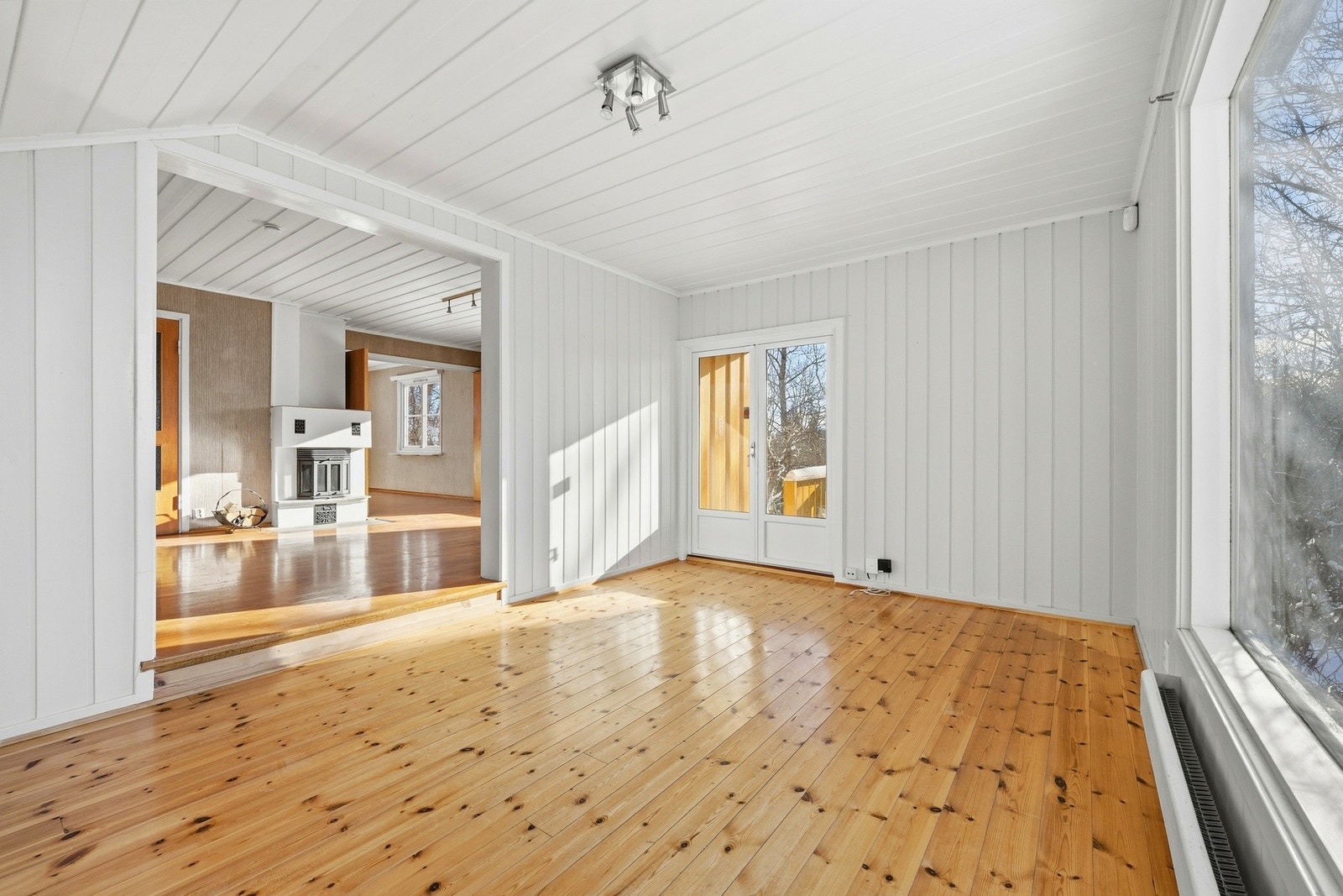 En hyggelig enebolig med gode solforhold og usjenerte uteplasser. Galleribilde