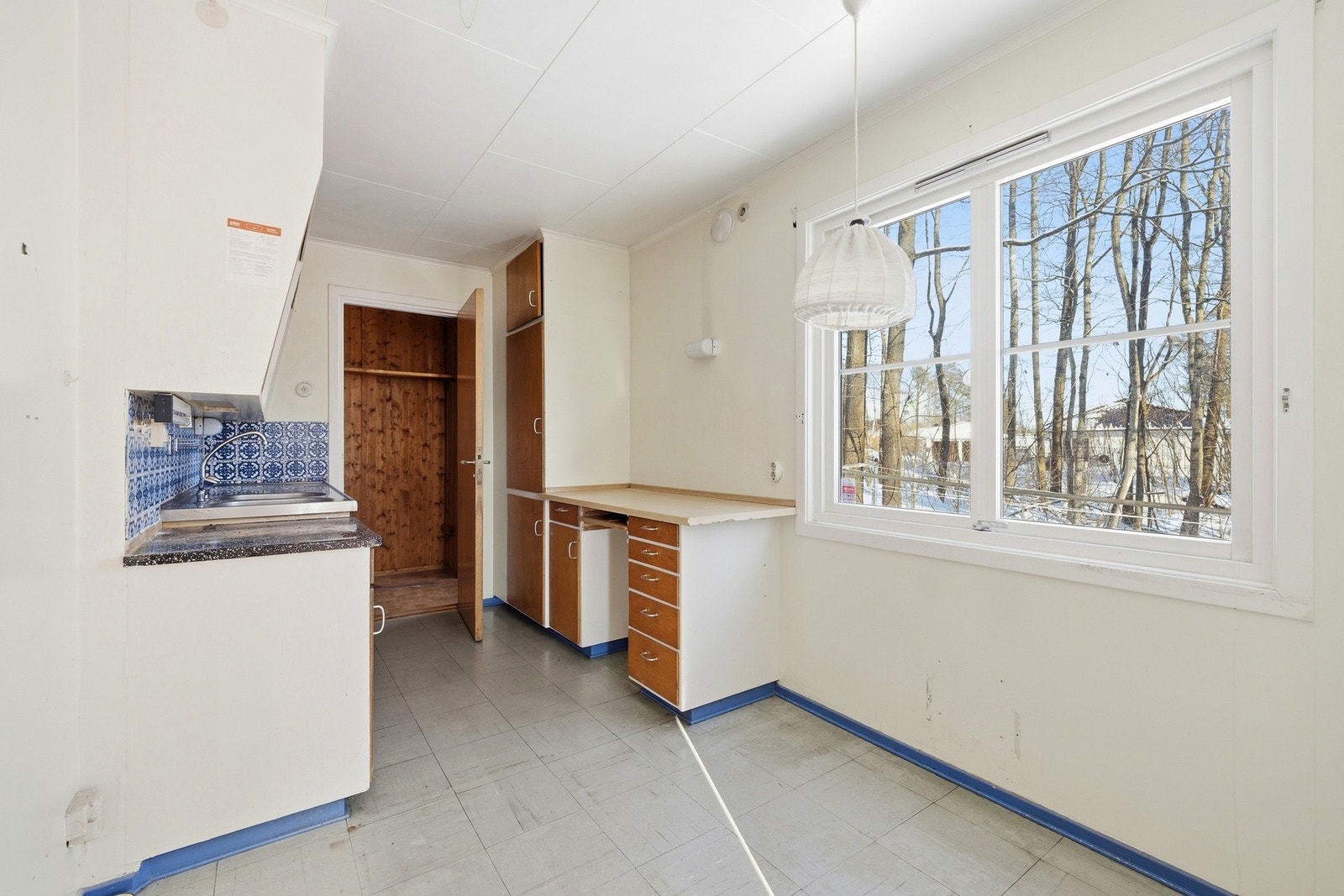 Kjøkken med eldre innredning, plass til spisebord og direkte adkomst fra stuen. Galleribilde