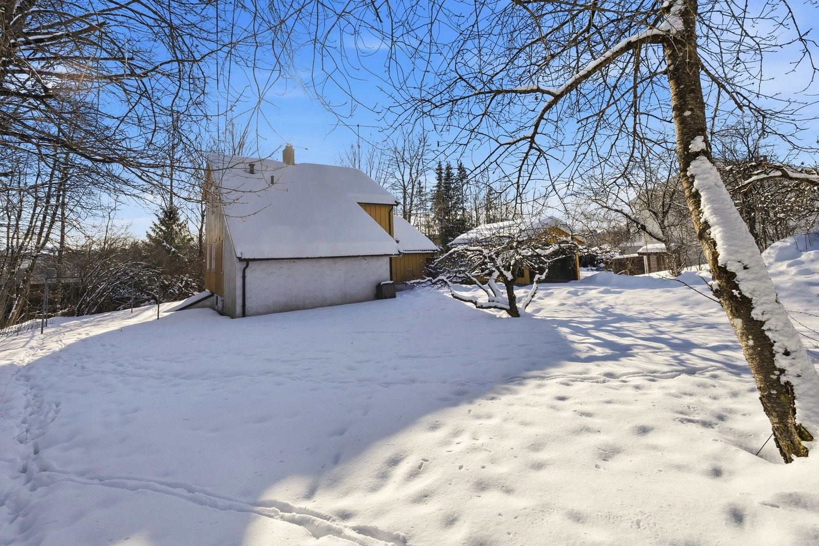 Eiendommen ligger på en romslig og pent opparbeidet tomt på 1,3 mål Galleribilde