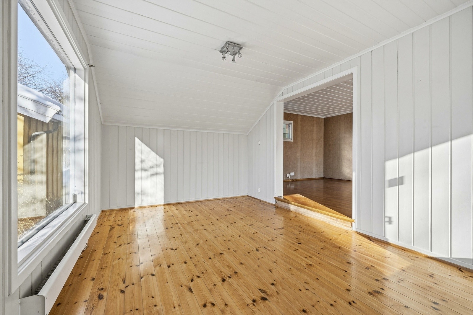 Stuen er luftig og stor med store vindusflater som gir mye lys. Galleribilde