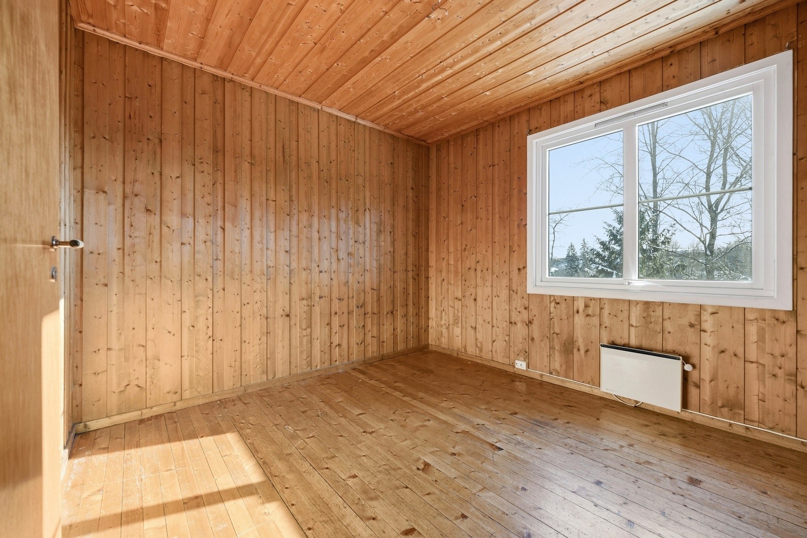 Hovedsoverommet er romslig med god plass til en dobbeltseng, nattbord og dekor. Galleribilde