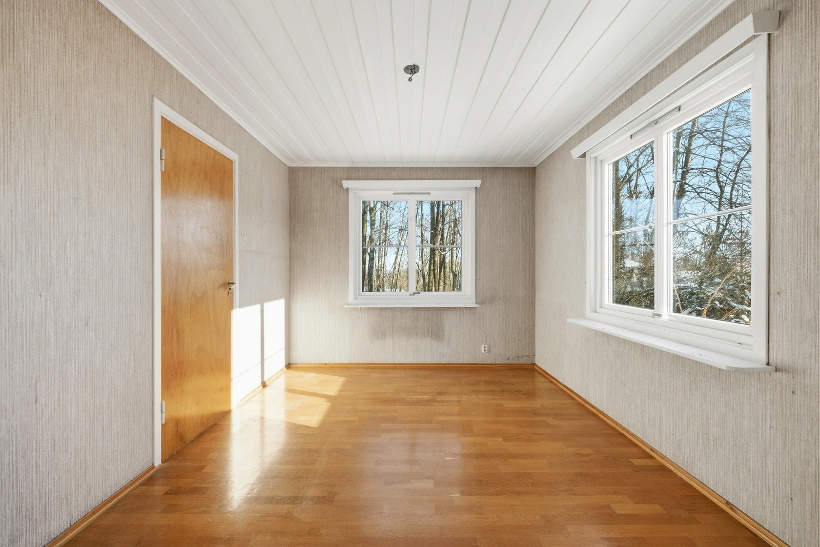 Fra boligens andre stue er det adkomst til en skjermet spisestue. Galleribilde