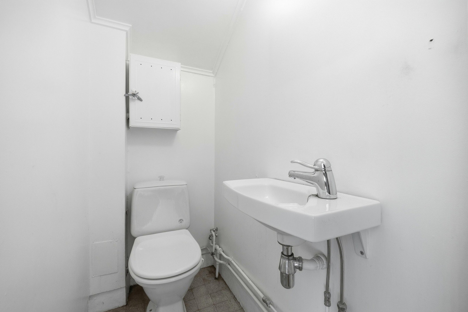 Praktisk toalett rom i 2.etasje. Galleribilde