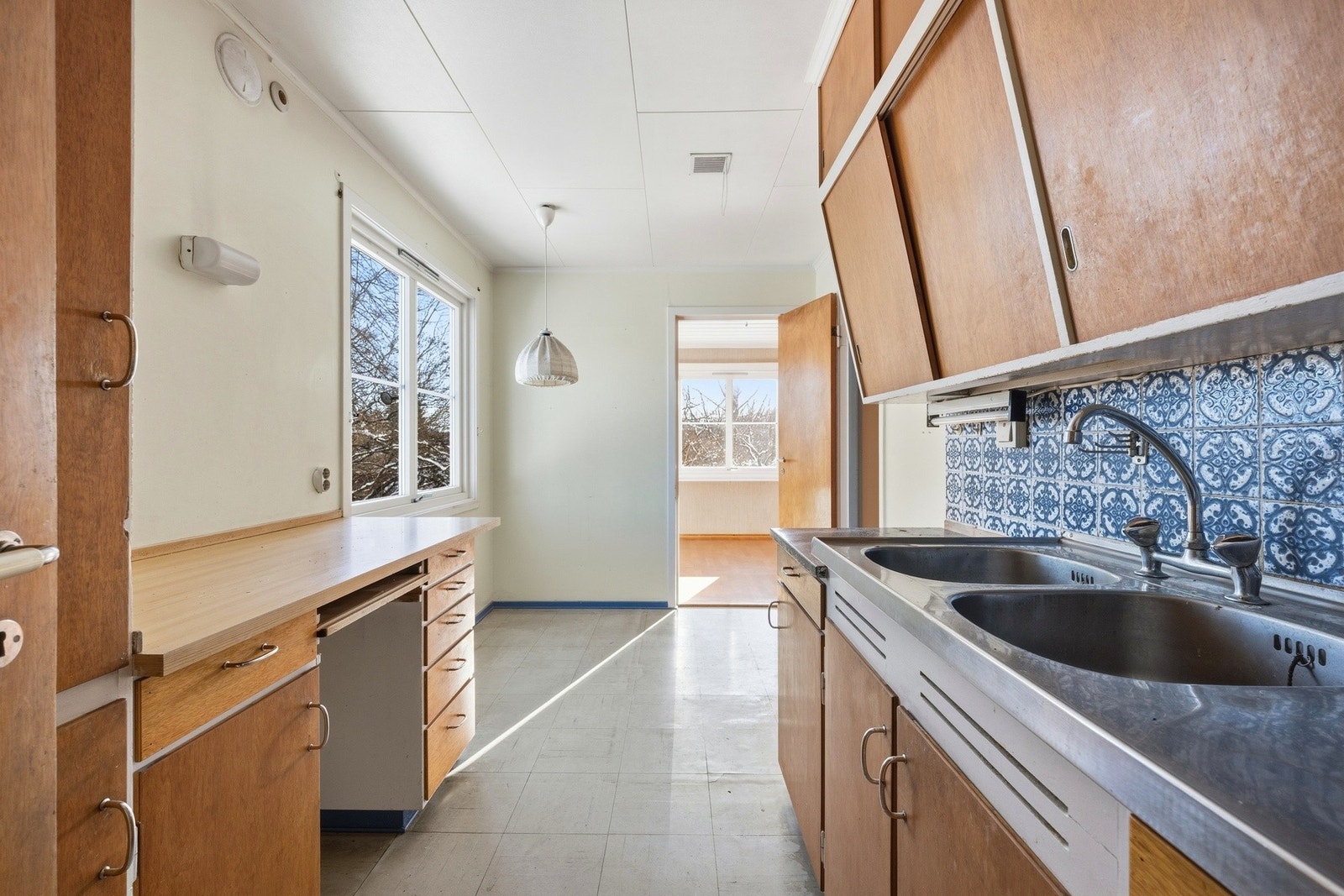 Kjøkken med gode oppbevaringsmuligheter i både over- og underskap. Galleribilde