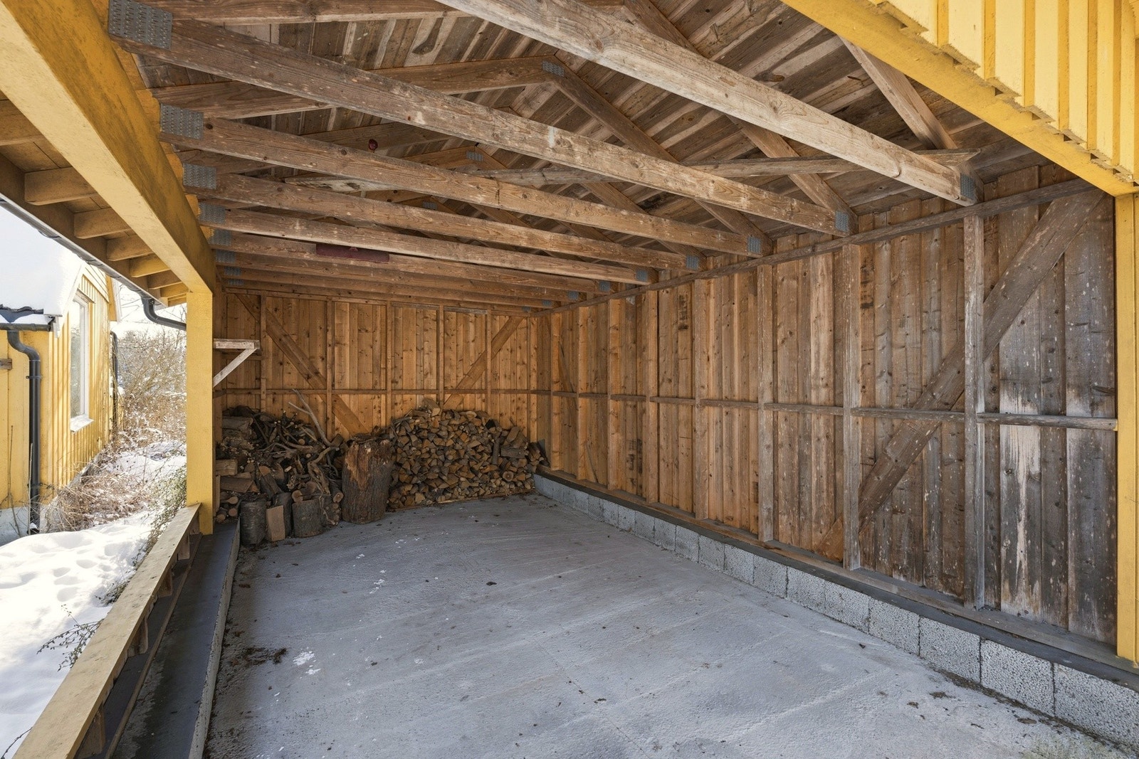 Carporten og garasjen er praktisk plassert rett ved inngangen til boligen. Galleribilde