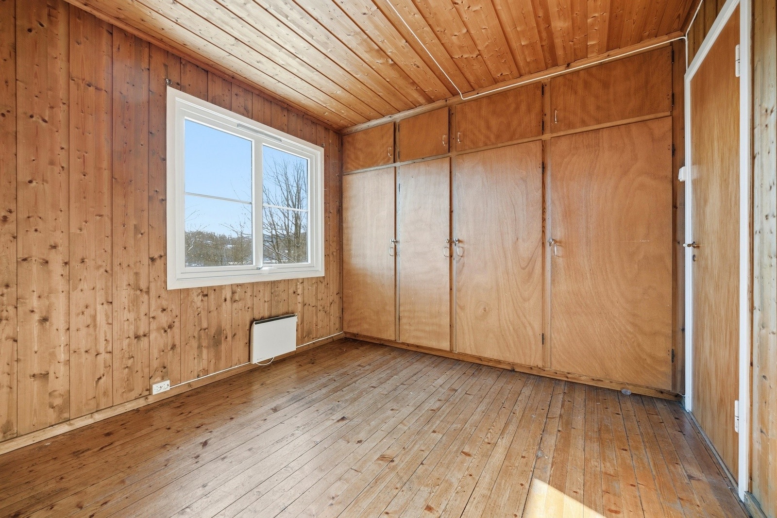 Det er et innebygd garderobeskap med god plass til oppbevaring av klær og tilbehør. Galleribilde