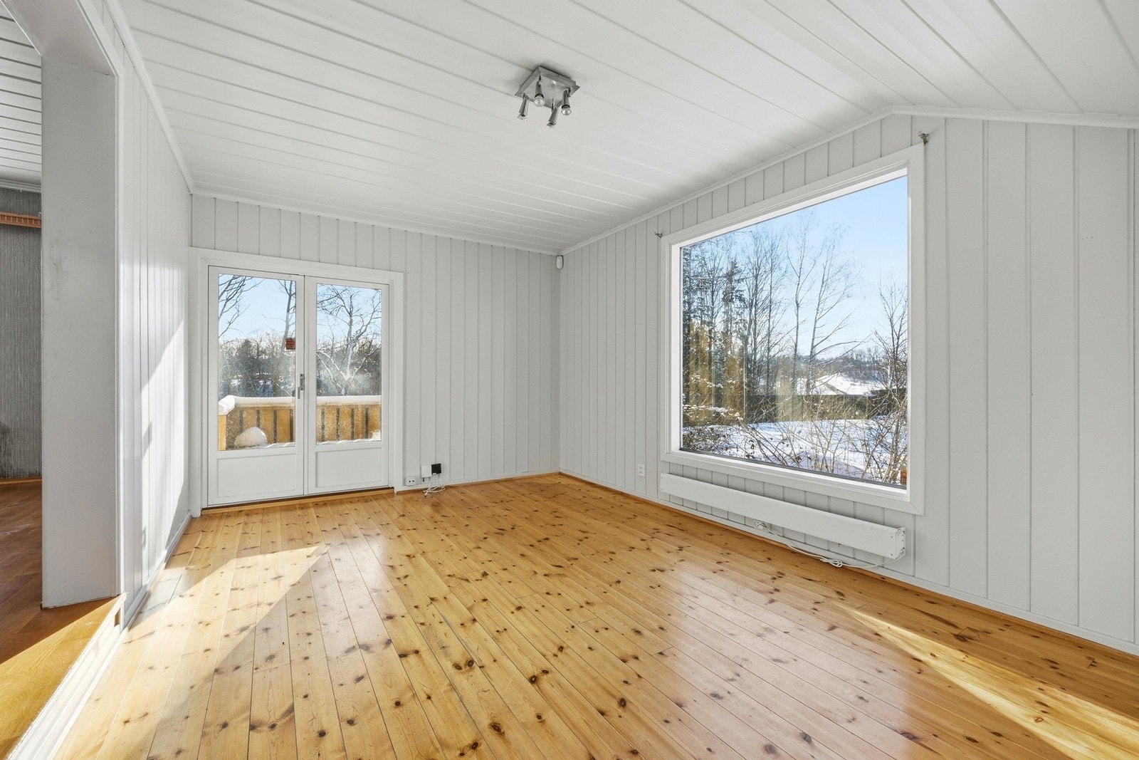 Stuen har god utforming med naturlig plass til en spisegruppe, sofa og TV med tilhørende møblement. Galleribilde