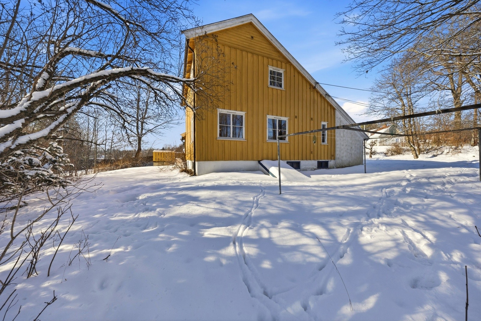 Boligen har flere flotte uteplasser hvor du kan nyte solrike dager og rolige kvelder i hyggelige omgivelser. Galleribilde