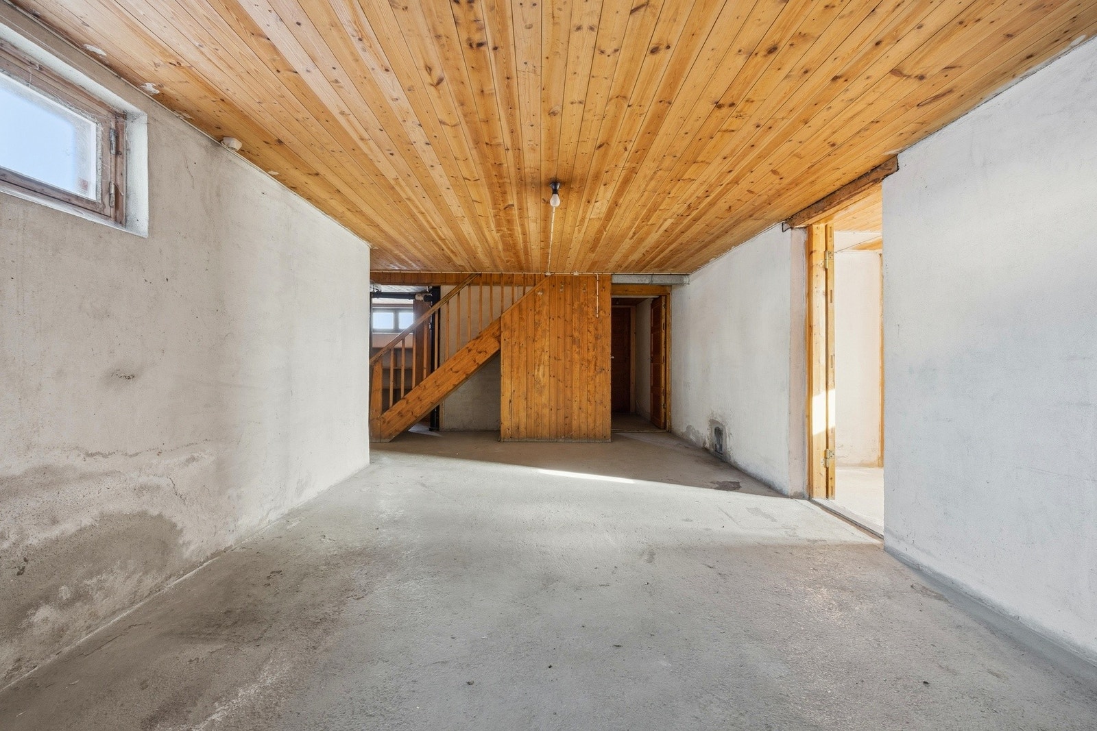 Romslig kjeller med hele fem boder, som gir rikelig med oppbevaringsplass og gode lagringsmuligheter. Galleribilde