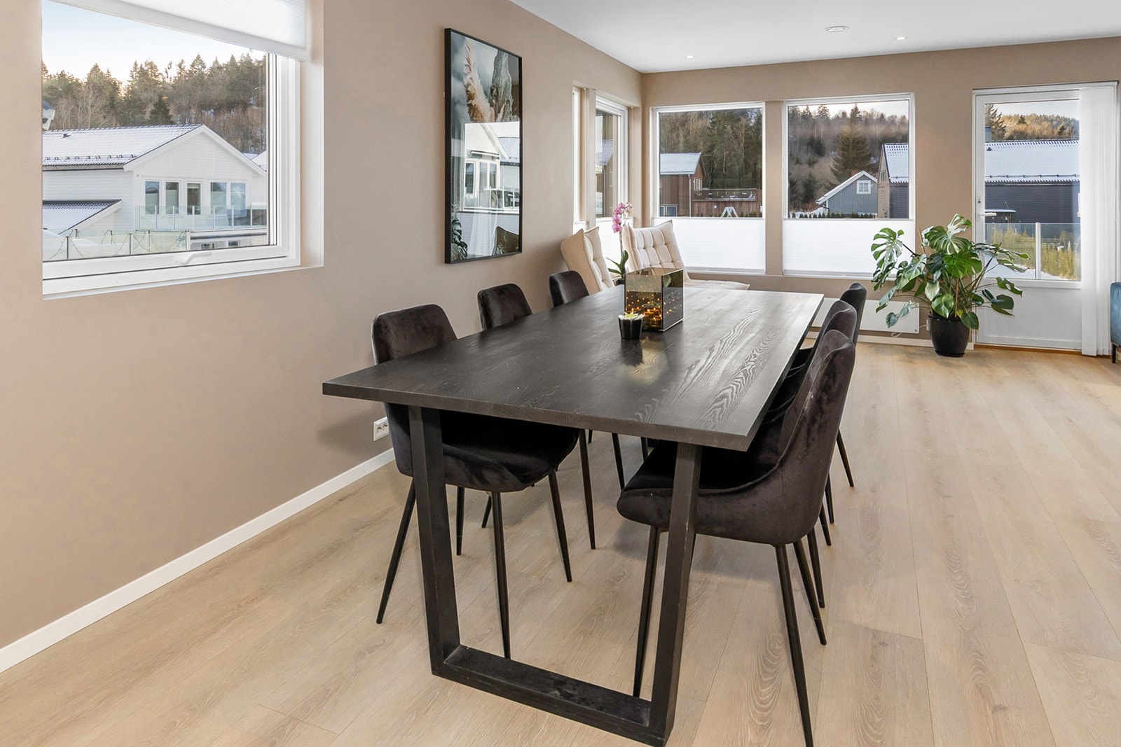 Spiseplass i tilknytning til kjøkkenet Galleribilde