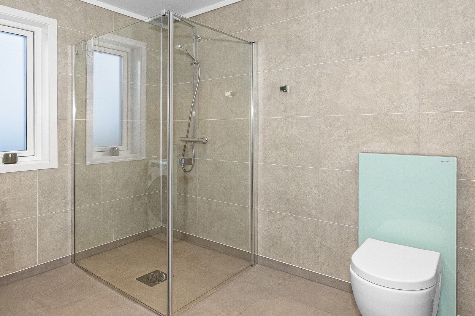 Badet i 1. etasje har dusjhjørne. Vegghengt toalett Galleribilde