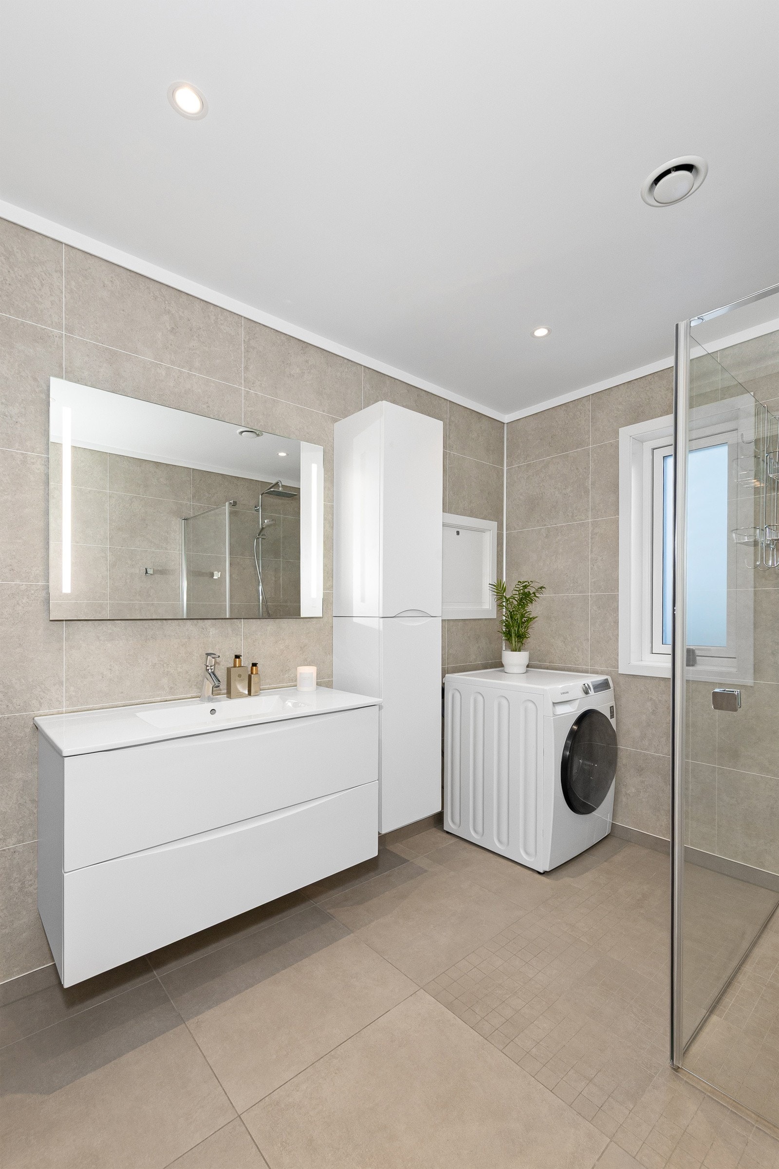 Badet i 1. etasje har dusjhjørne Galleribilde