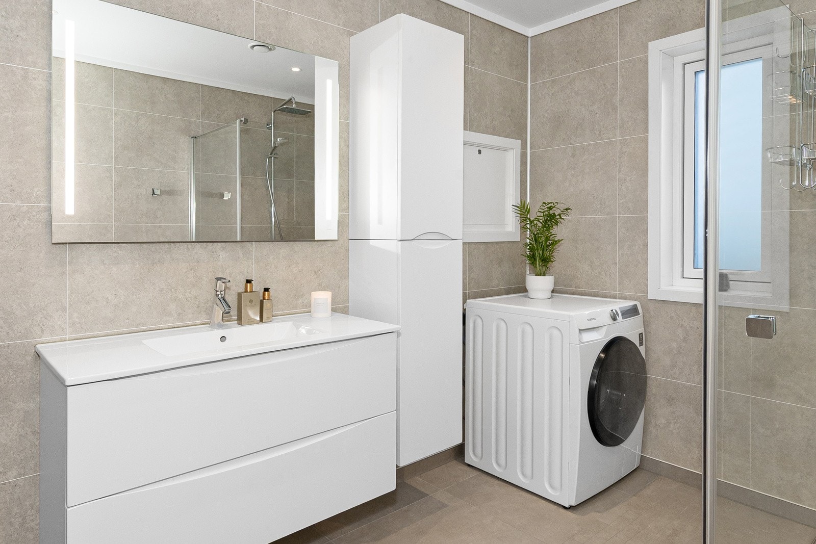 Badet i 1. etasje har dusjhjørne Galleribilde