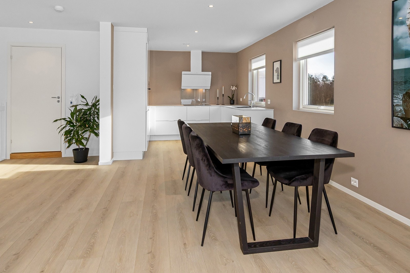 Spiseplass ved kjøkkenet Galleribilde