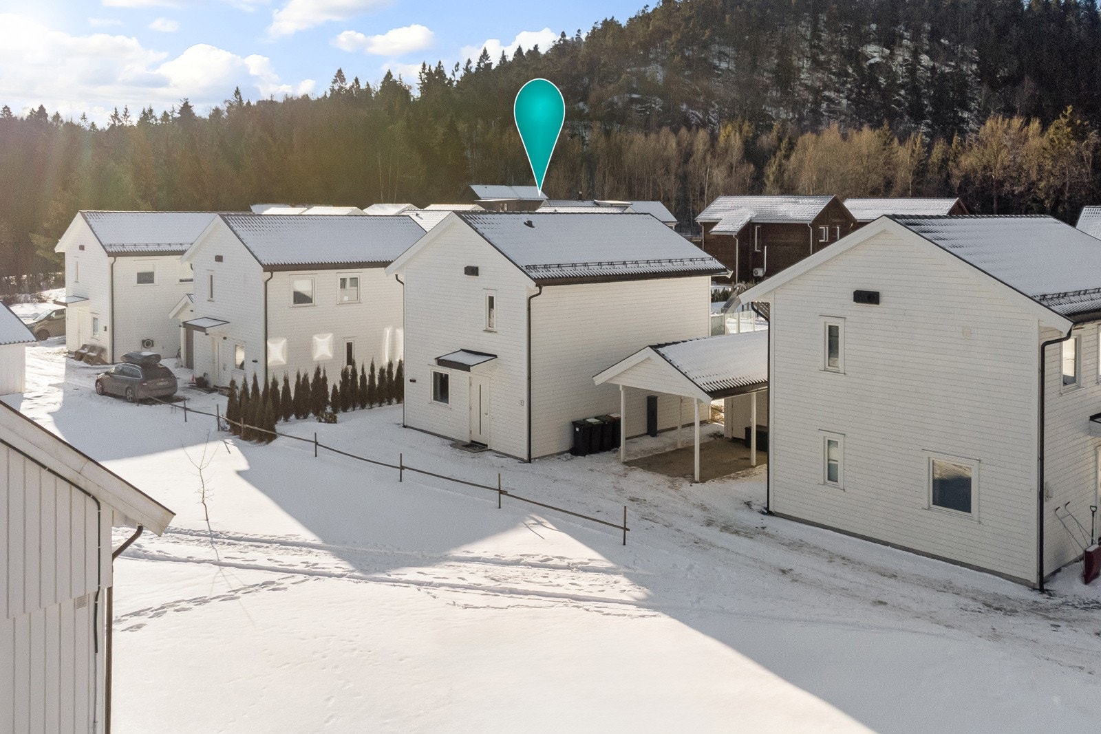 Det er carport rett ved boligen Galleribilde