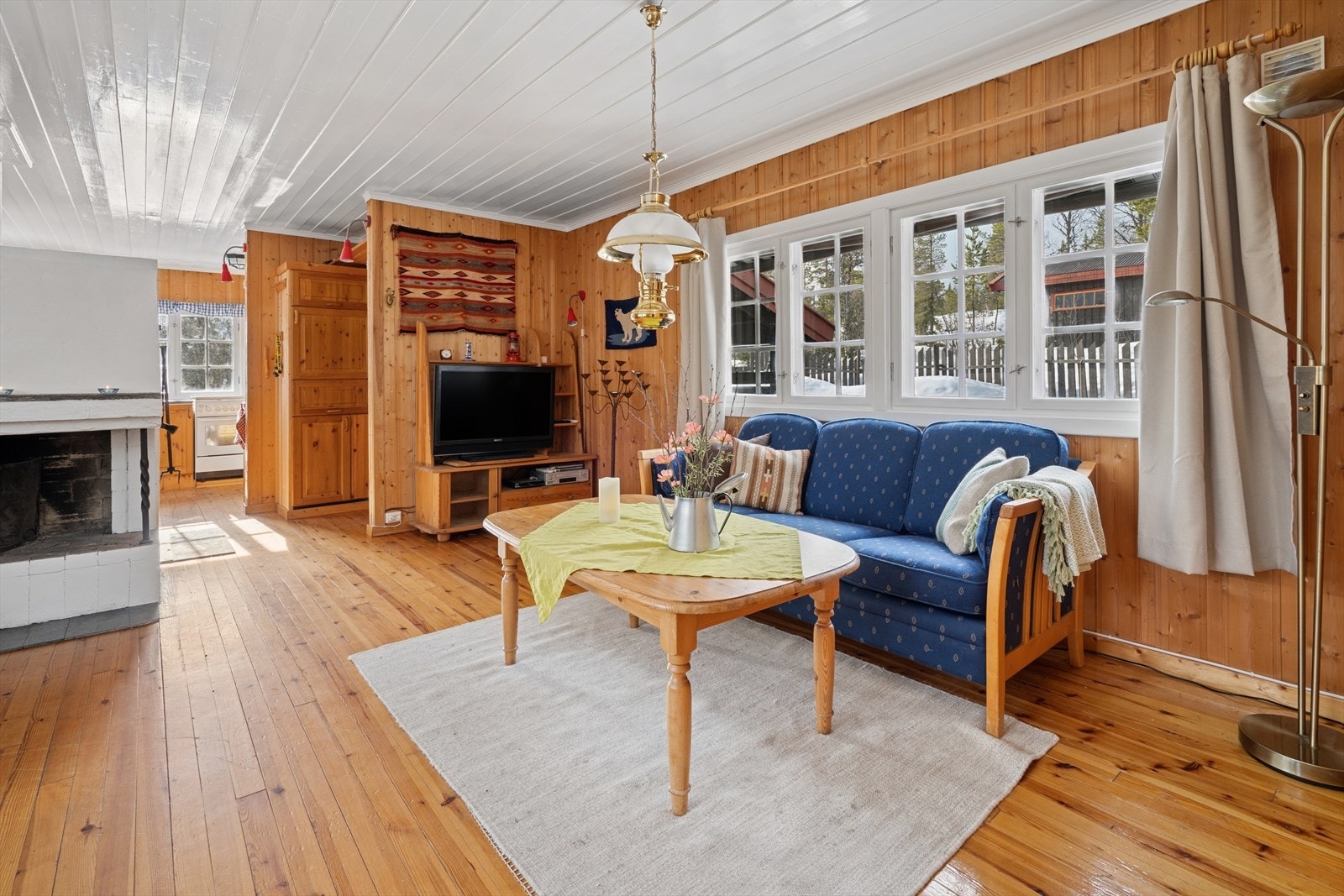 Store vindusflater som gir godt med lys. Galleribilde