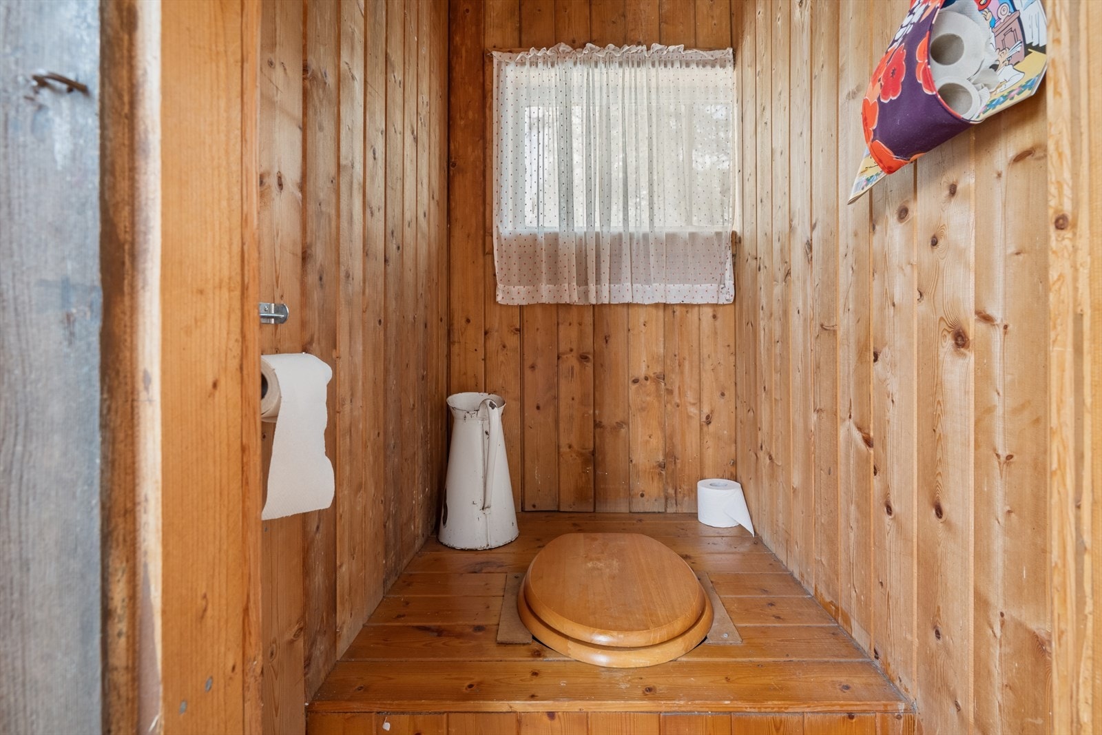 Bod med utedo. Galleribilde