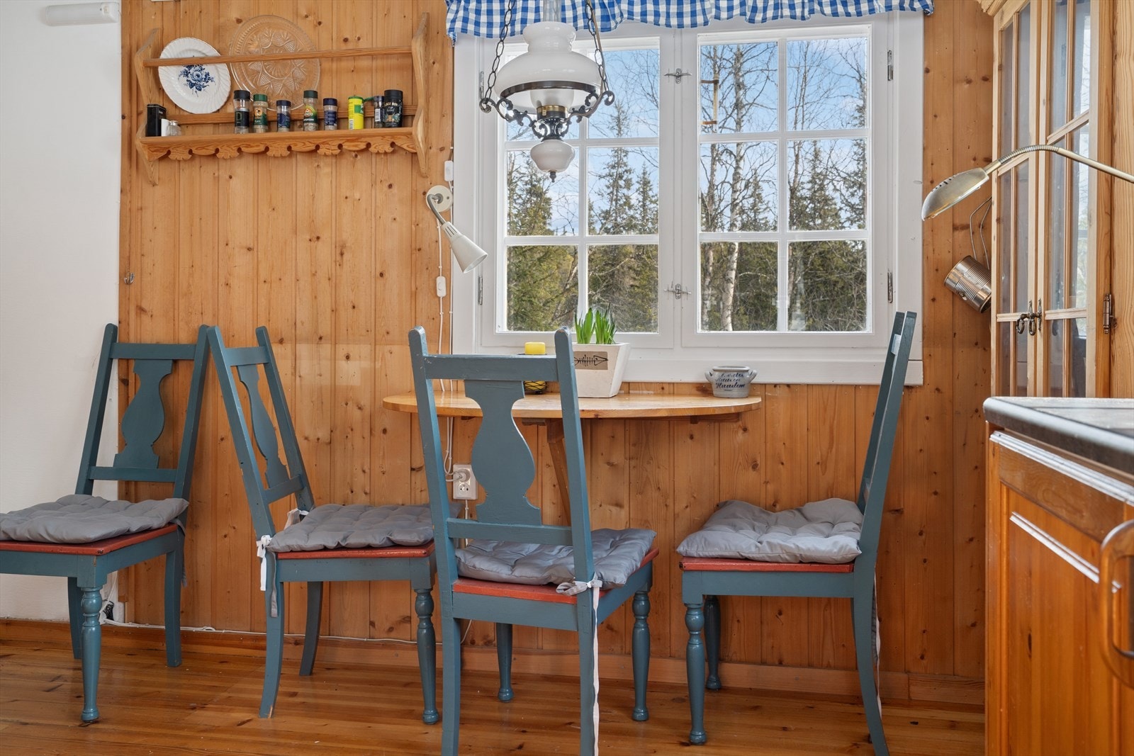 Fin spiseplass, her nytes gode måltider - Kjøkkenet er innredet slik at matlagingen forenes med sosialt samvær. Galleribilde