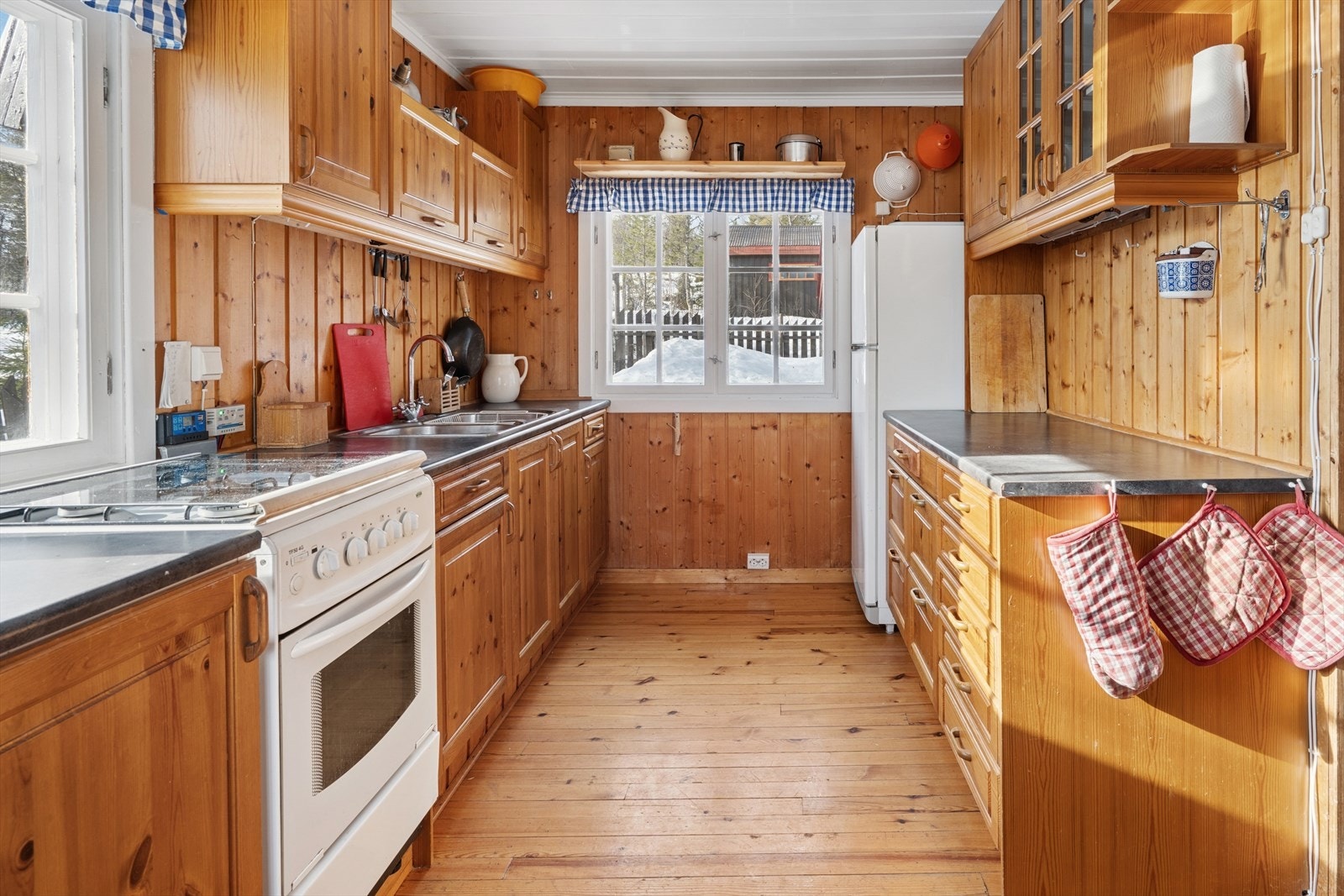 Benkeplaten er av laminat. Det er kjøl/fryseskap og komfyr på gass. Naturlig avtrekk fra kjøkken. Galleribilde