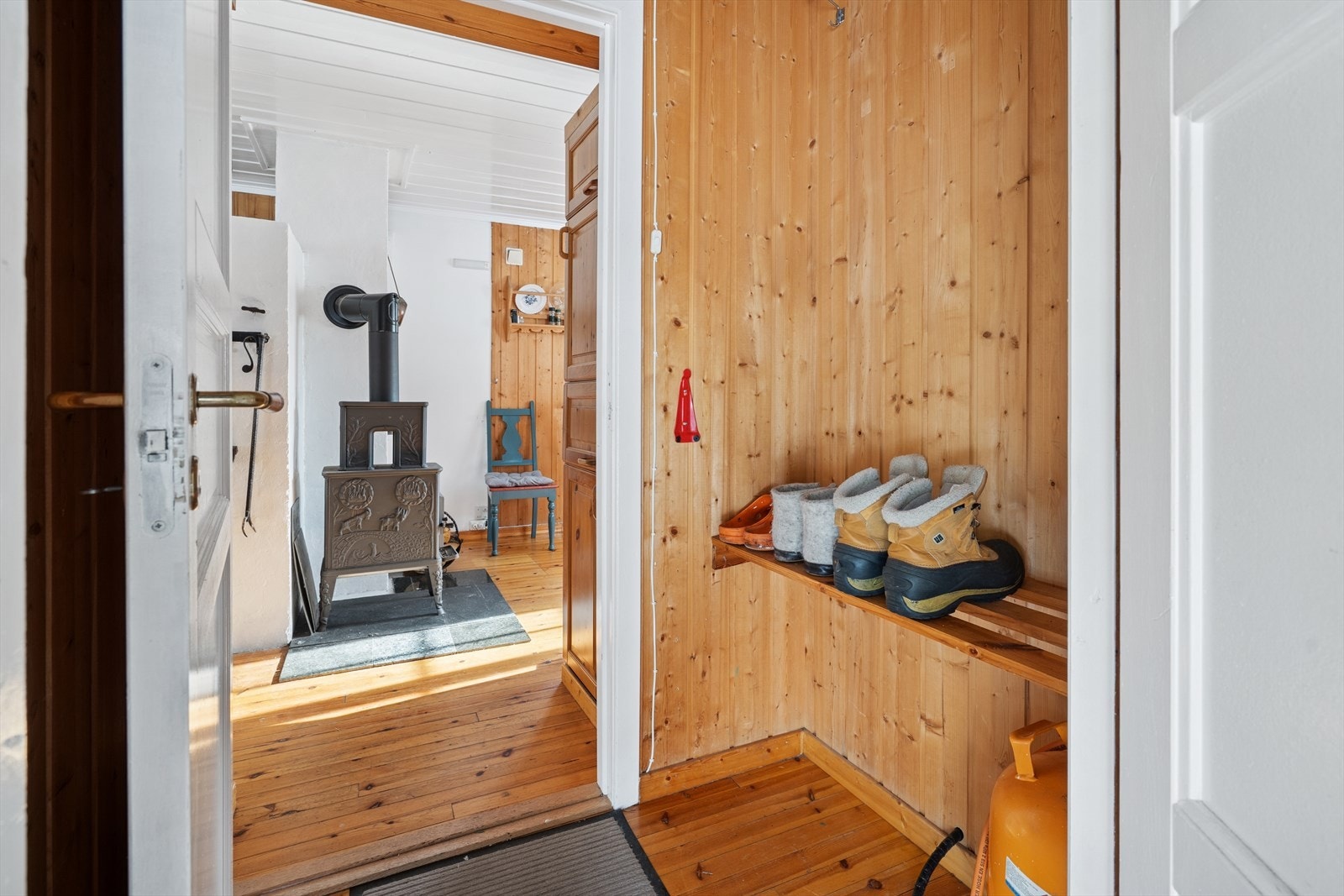 Her ønskes du velkommen inn, god plass til ytterklær. Galleribilde