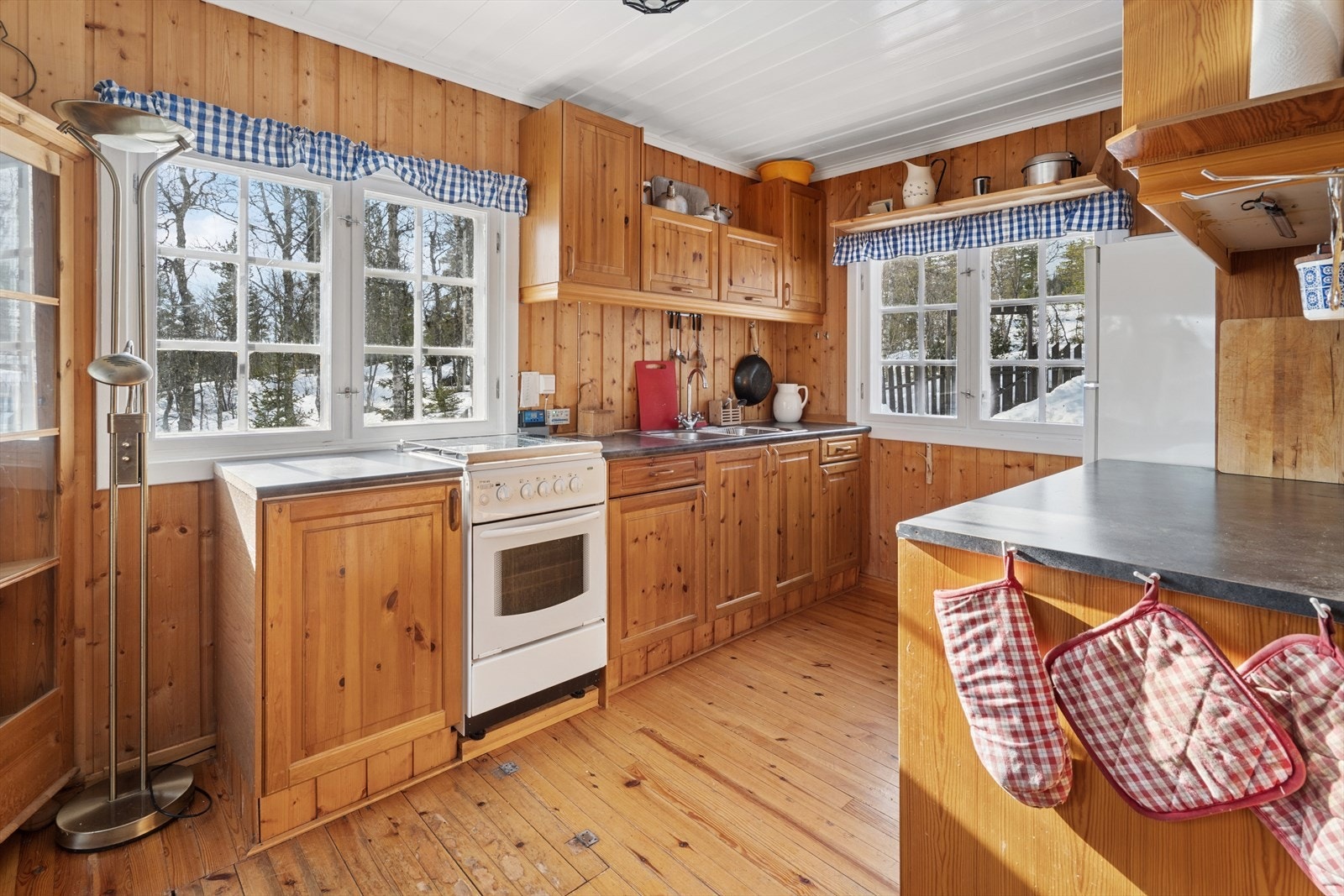 Kjøkkenet har innredning med profilerte fronter. De generøse vinduene slipper inn mye naturlig lys. Galleribilde